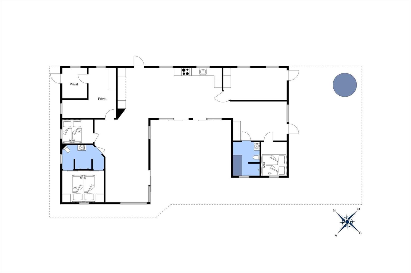 Wohnung mit zwei Schlafzimmern, Küche und Bad. Außenbereich mit Pool.