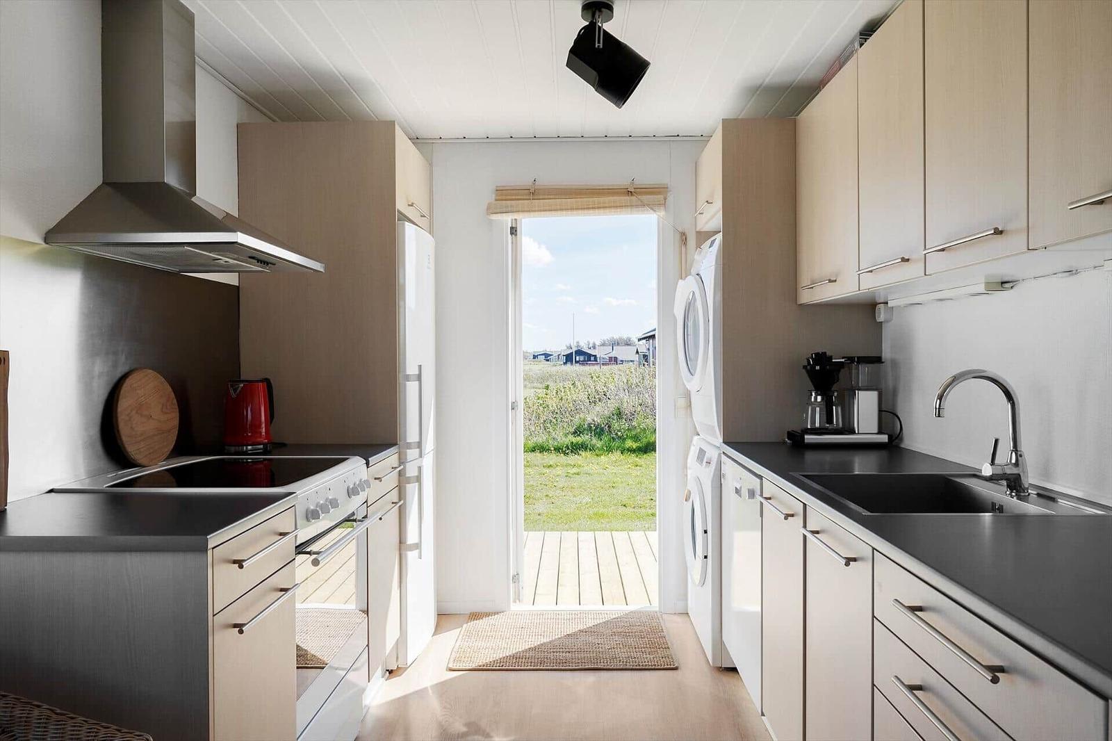 Küche mit Blick auf Terrasse und Landschaft