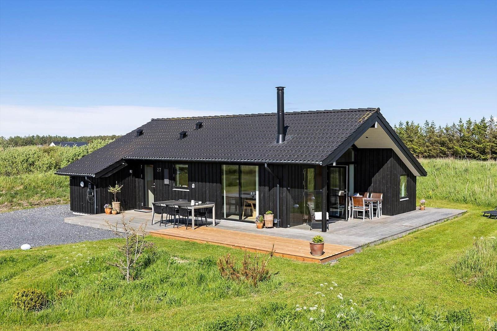 Modern wooden cabin with terrace, garden, and barbecue area. Ideal for relaxed holidays.