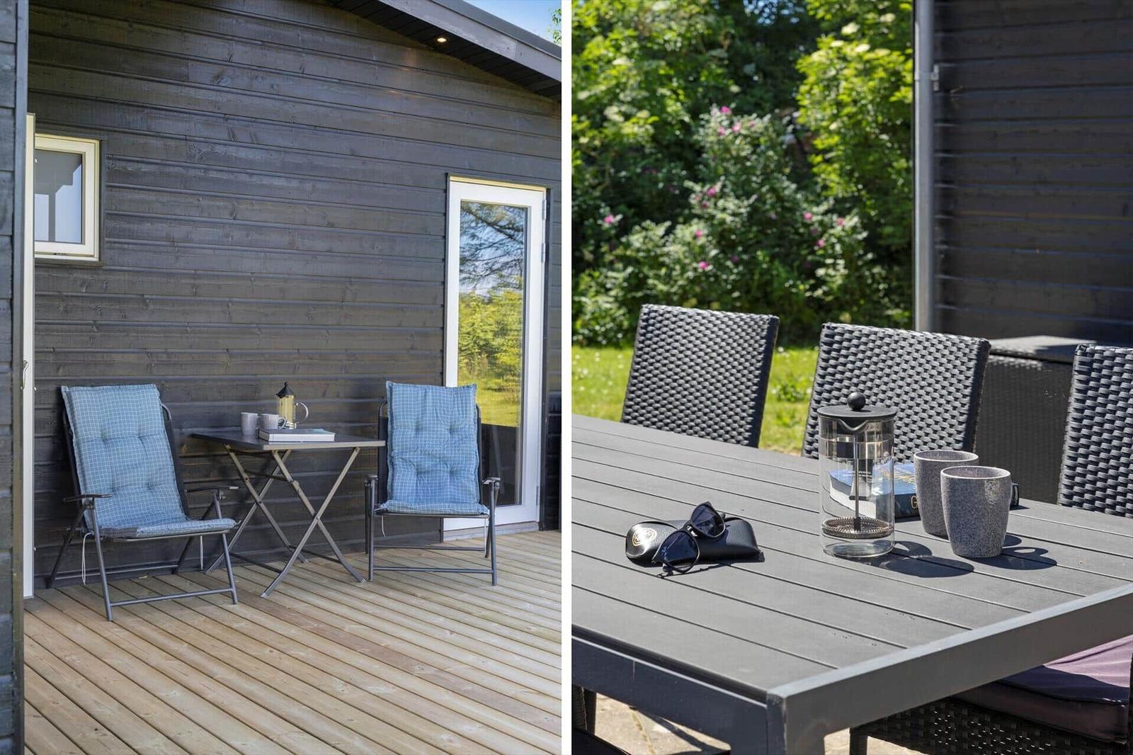 Terrasse mit Stühlen und Tisch. Außentisch mit Stühlen und Getränke.