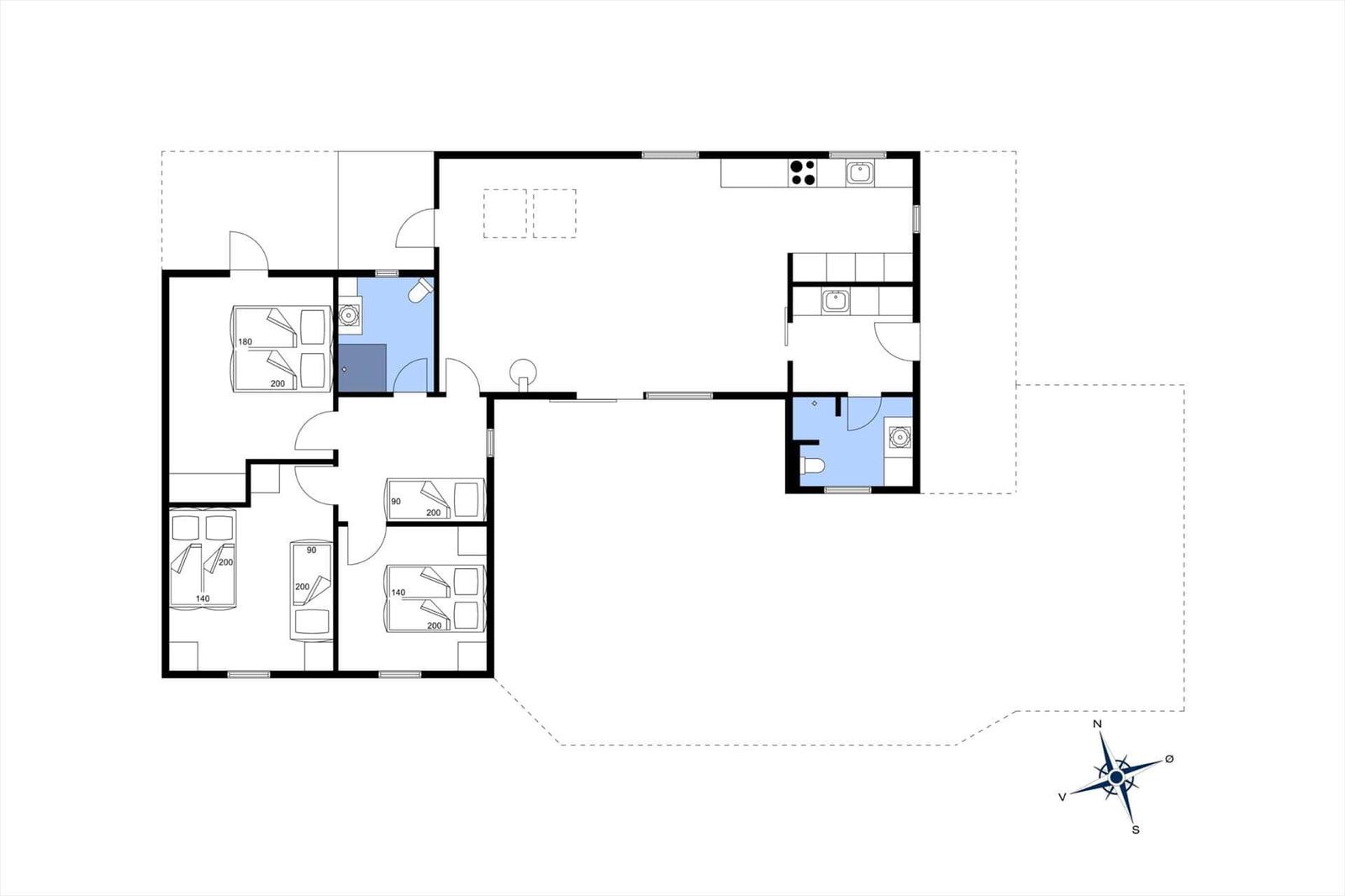 Wohnung mit drei Schlafzimmern, Küche und Bad. Flur mit Treppe und Fenster.