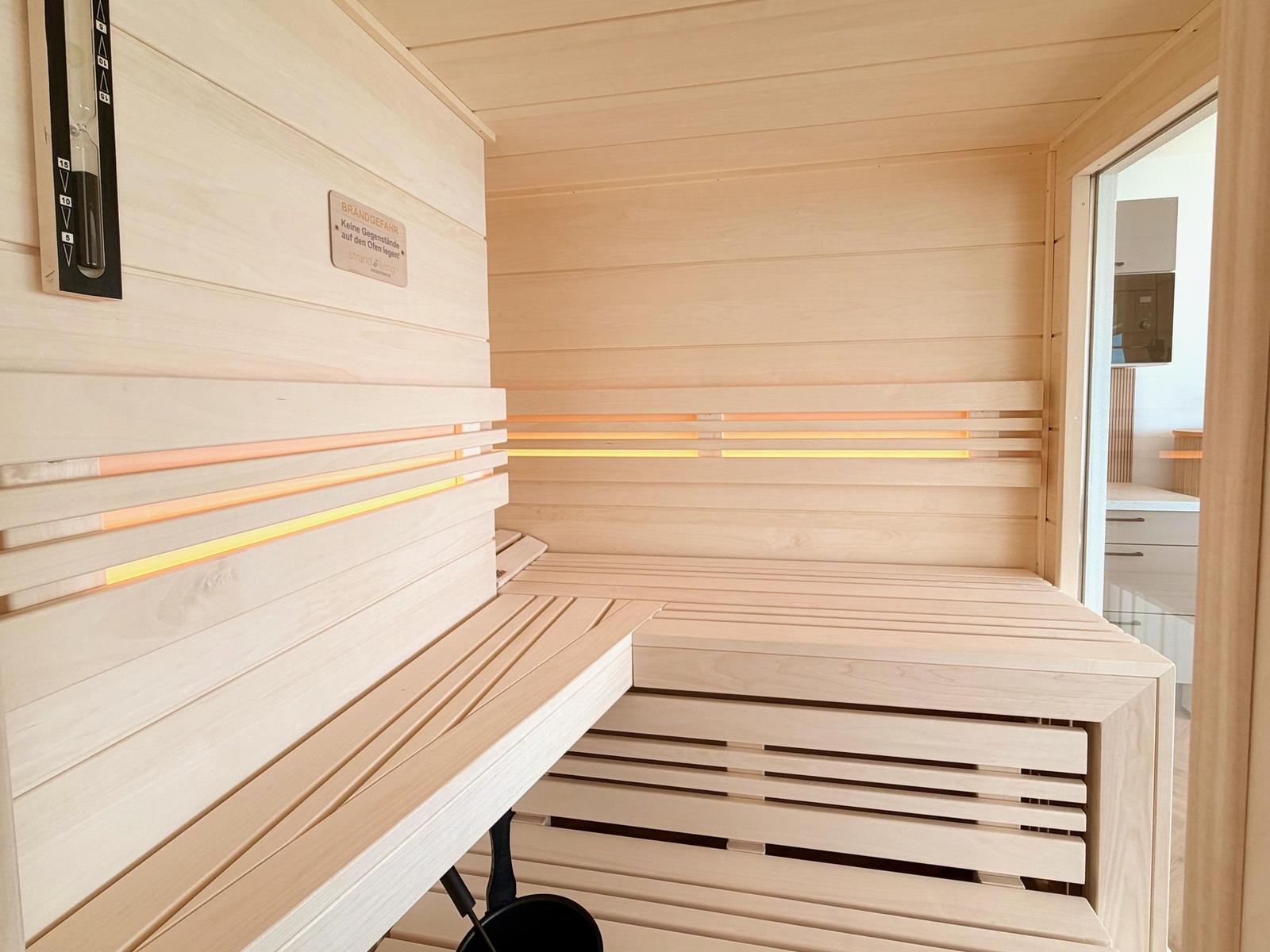 Sauna mit Holzbank und Temperaturanzeige