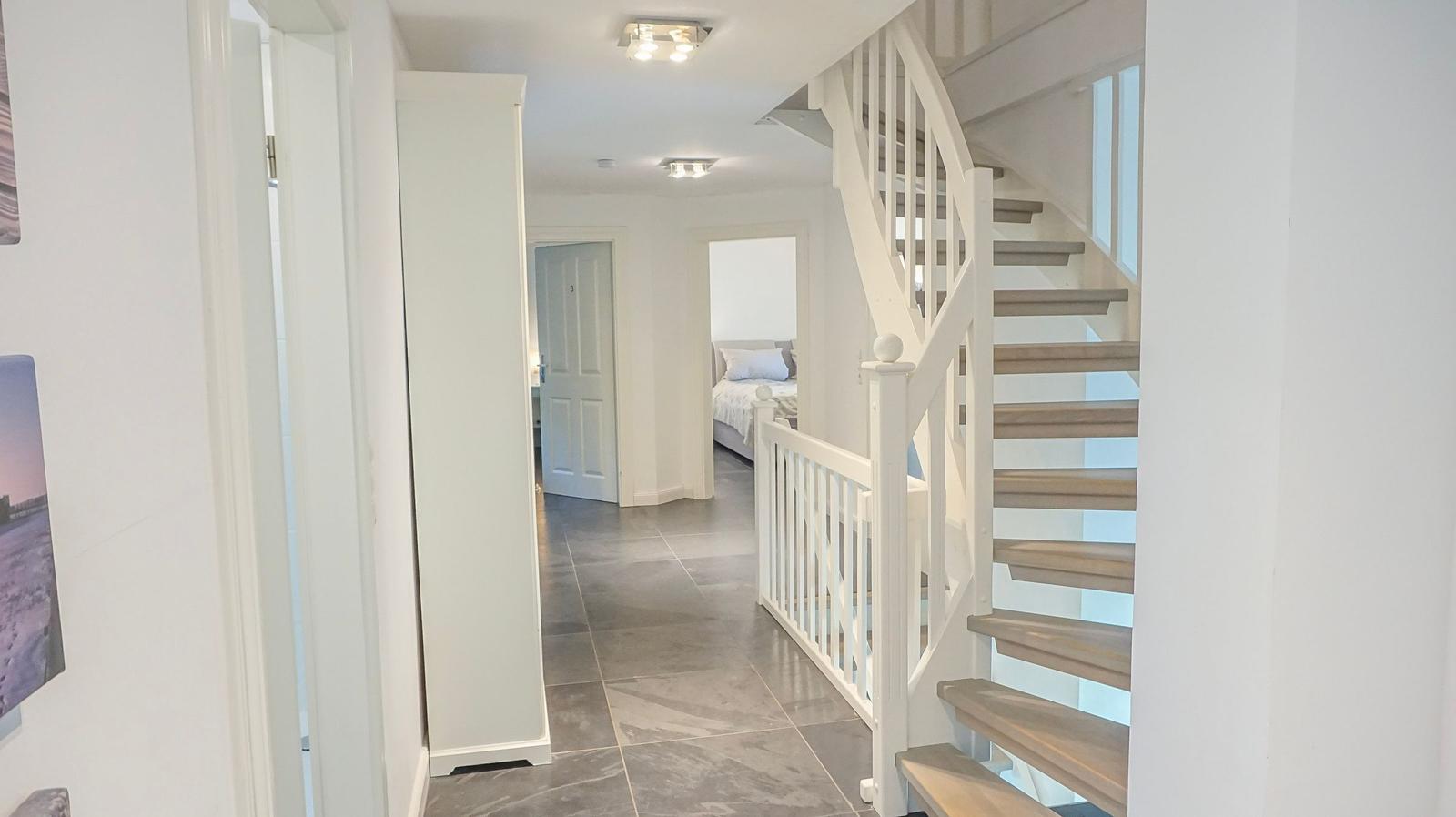 Hausgang mit Treppe und Blick in Schlafzimmer