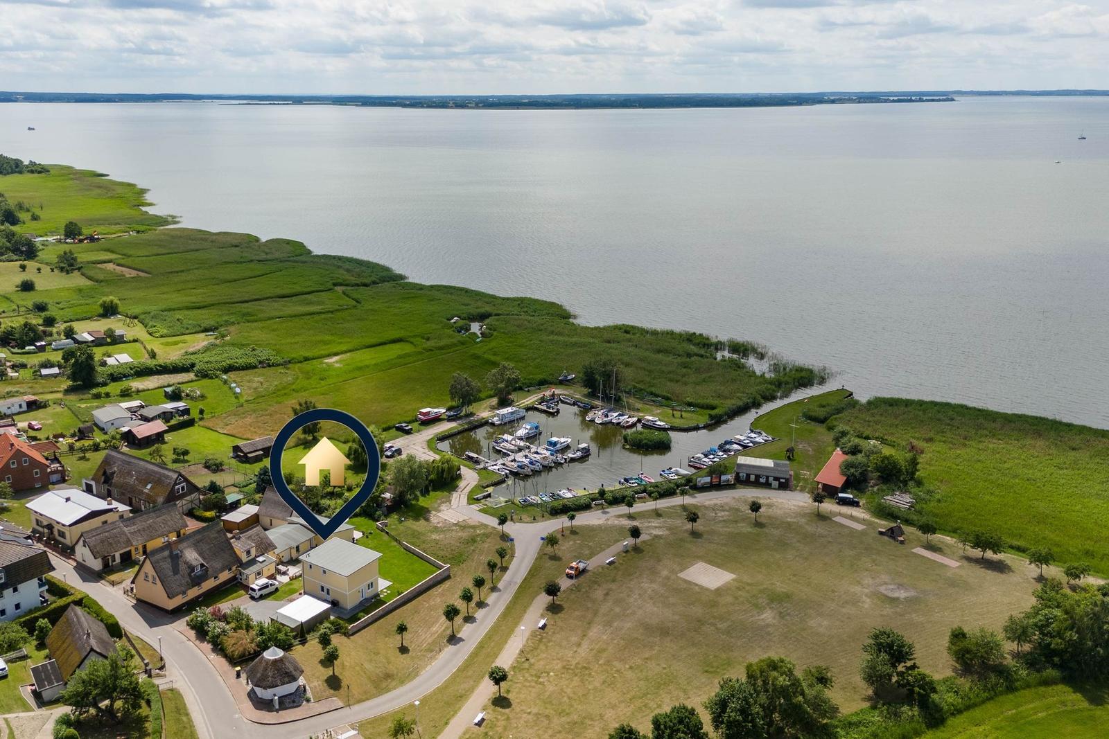 Haus am Ufer mit Hafen und Blick auf das Wasser