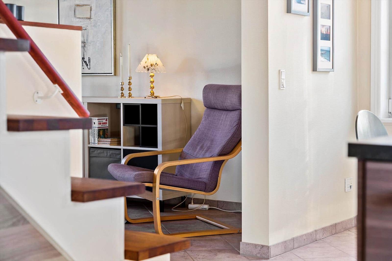 Loungebereich mit Stuhl, Beistelltisch und Lampe