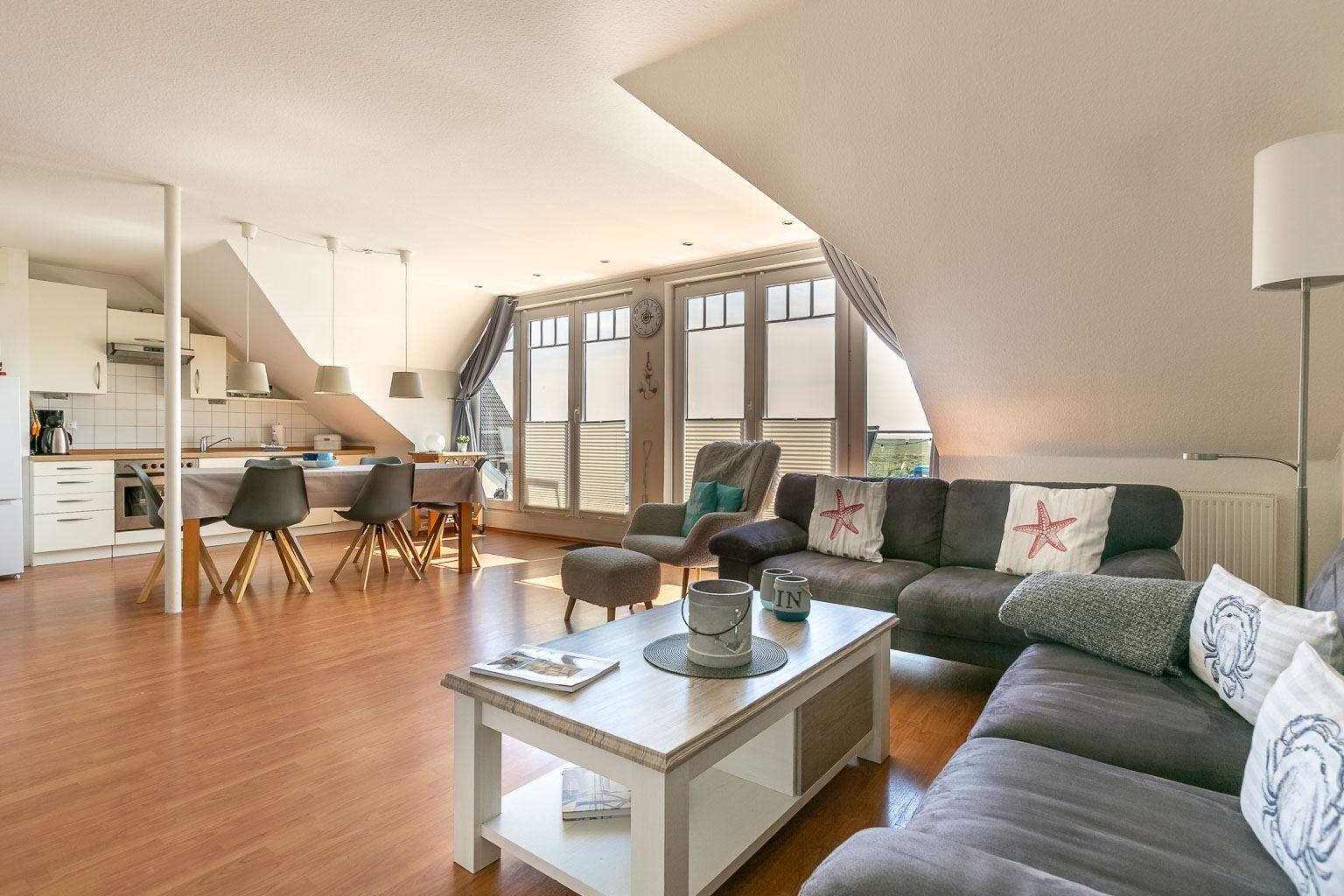 Wohnzimmer und Küche...