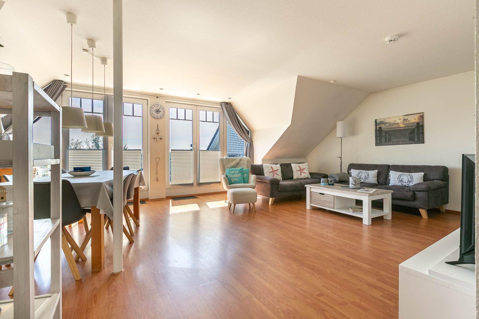 Wohnzimmer mit Südbalkon...