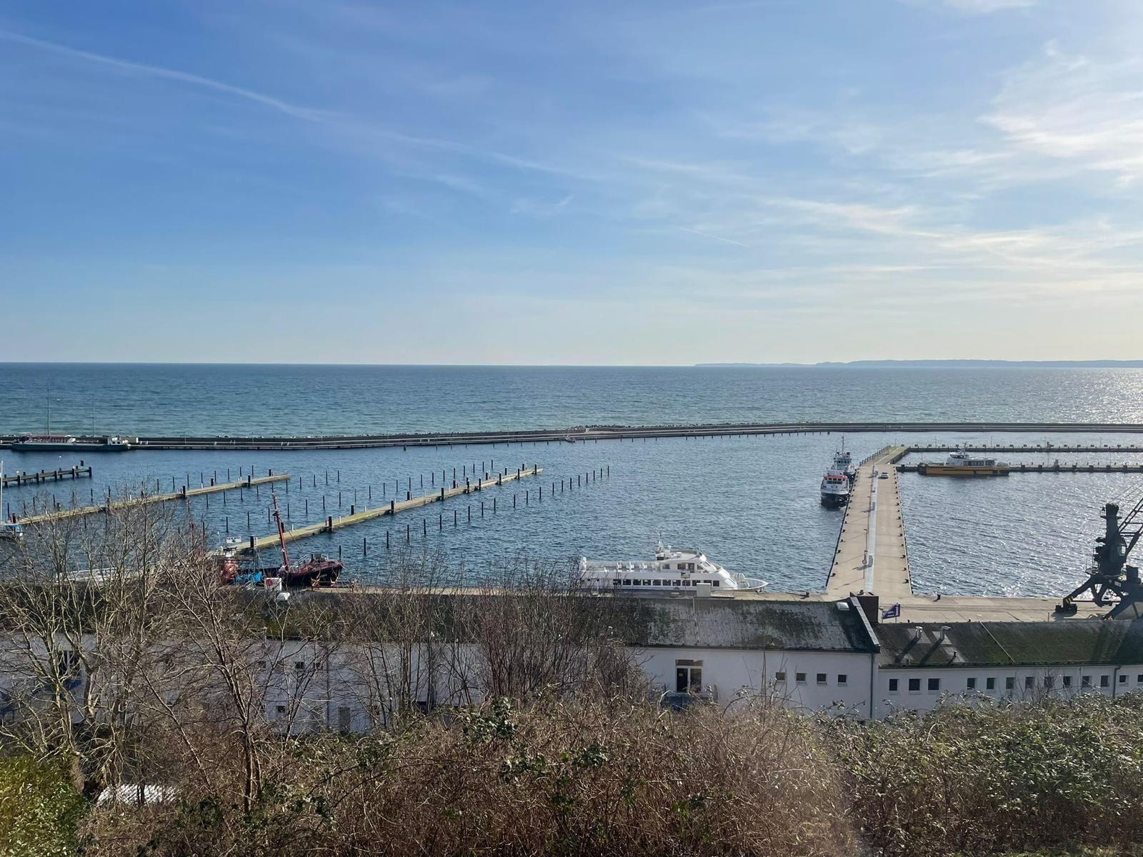 Hafen mit Booten und Blick auf das Meer.
