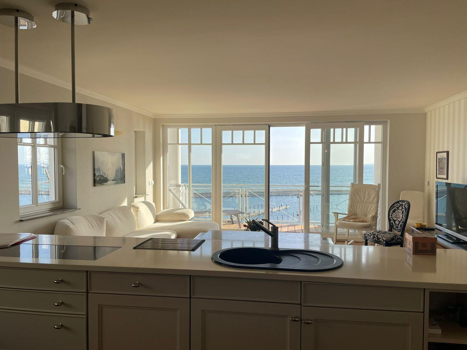 Küche mit Blick auf das Meer und Terrasse mit Sitzgelegenheiten.