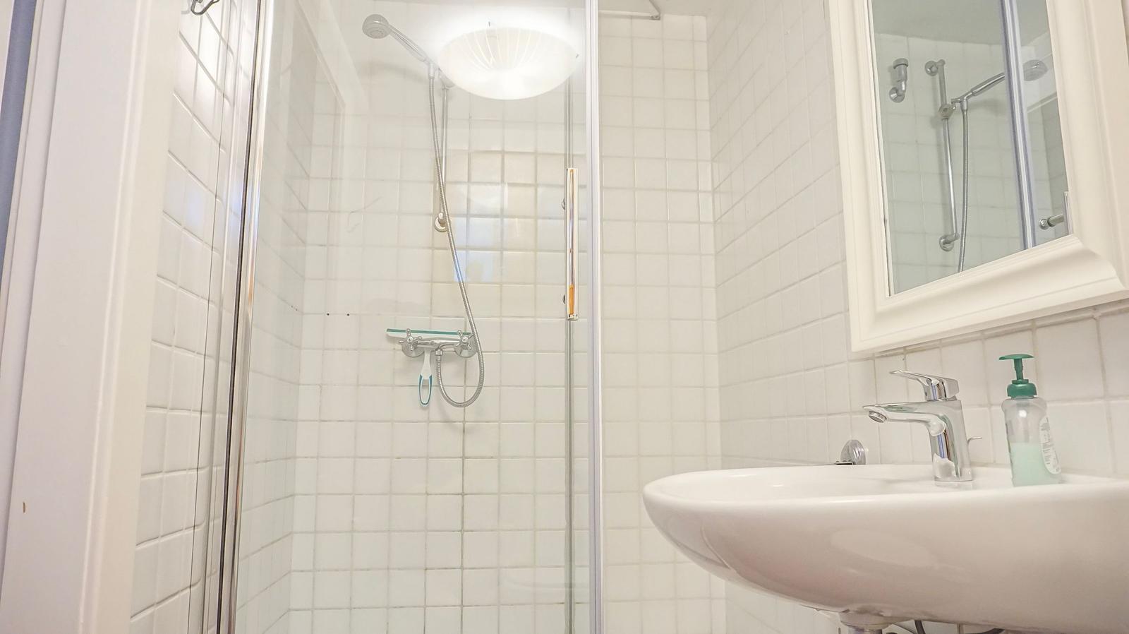 Badezimmer mit Dusche und Waschbecken