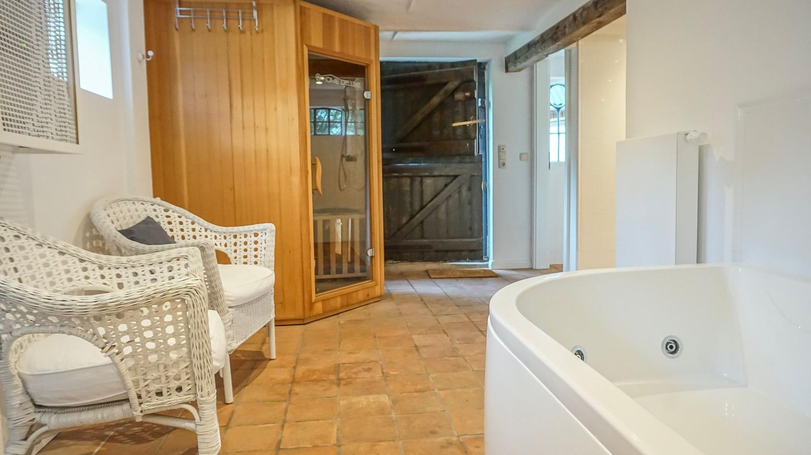 Bad mit Whirlpool, Sauna und Sitzgelegenheiten