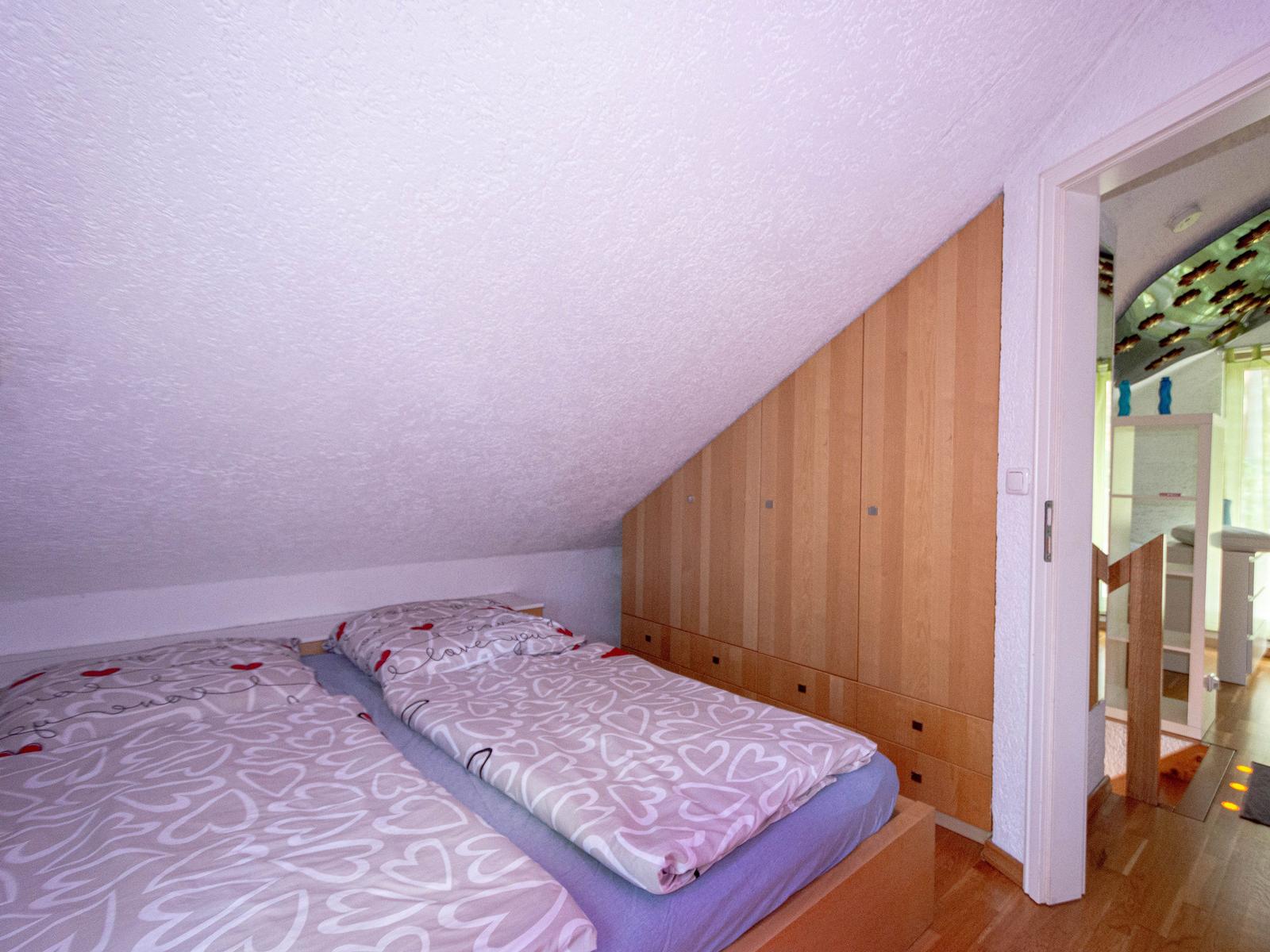 mit Kleiderschrank