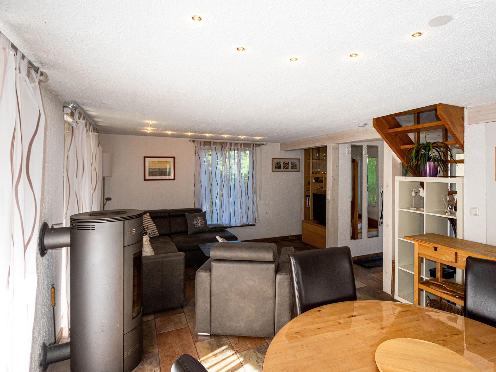 Wohnbereich mit großer Couch und Kamin