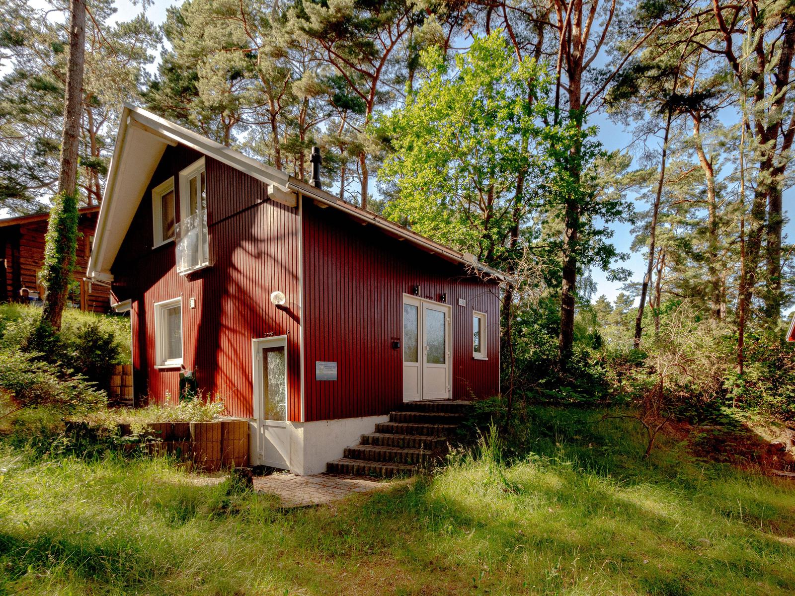 Hausansicht - Eingang Rechts, links zur Sauna