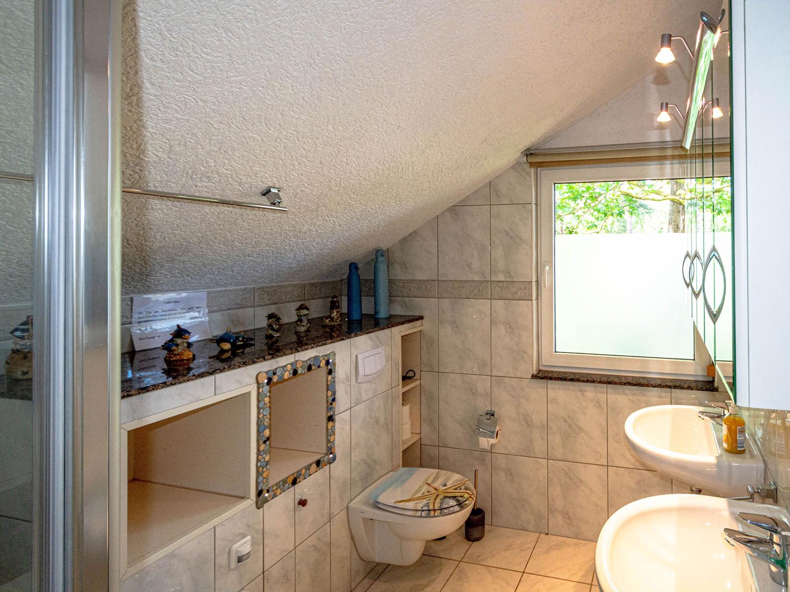 Bad oben mit Bidet, Wc und Waschbecken