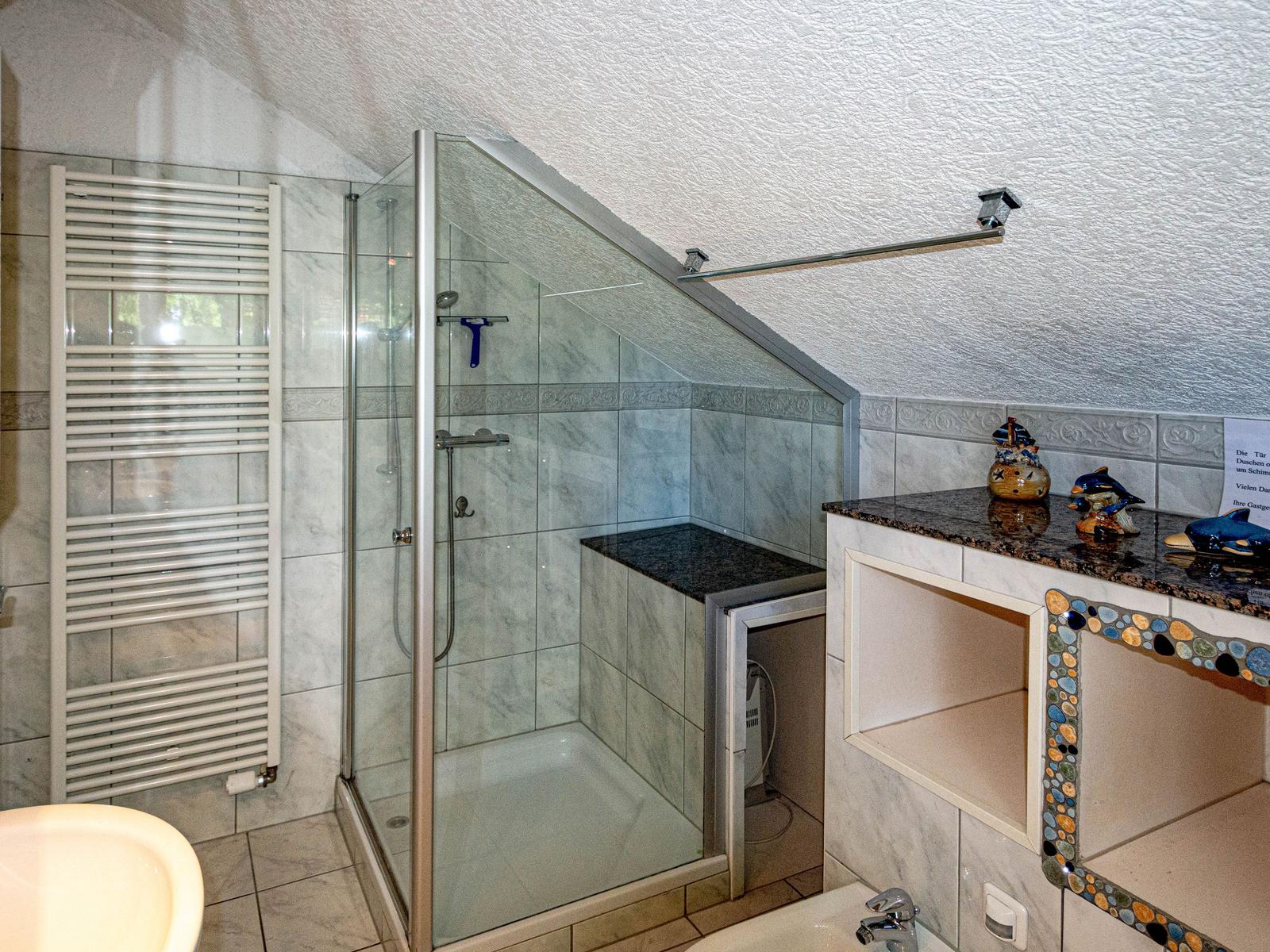 Bad oben mit Dusche