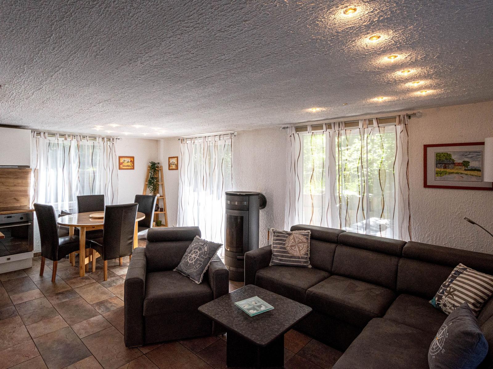 Wohnbereich mit Kamin und Esstisch mit Direktem Terrassenzugang