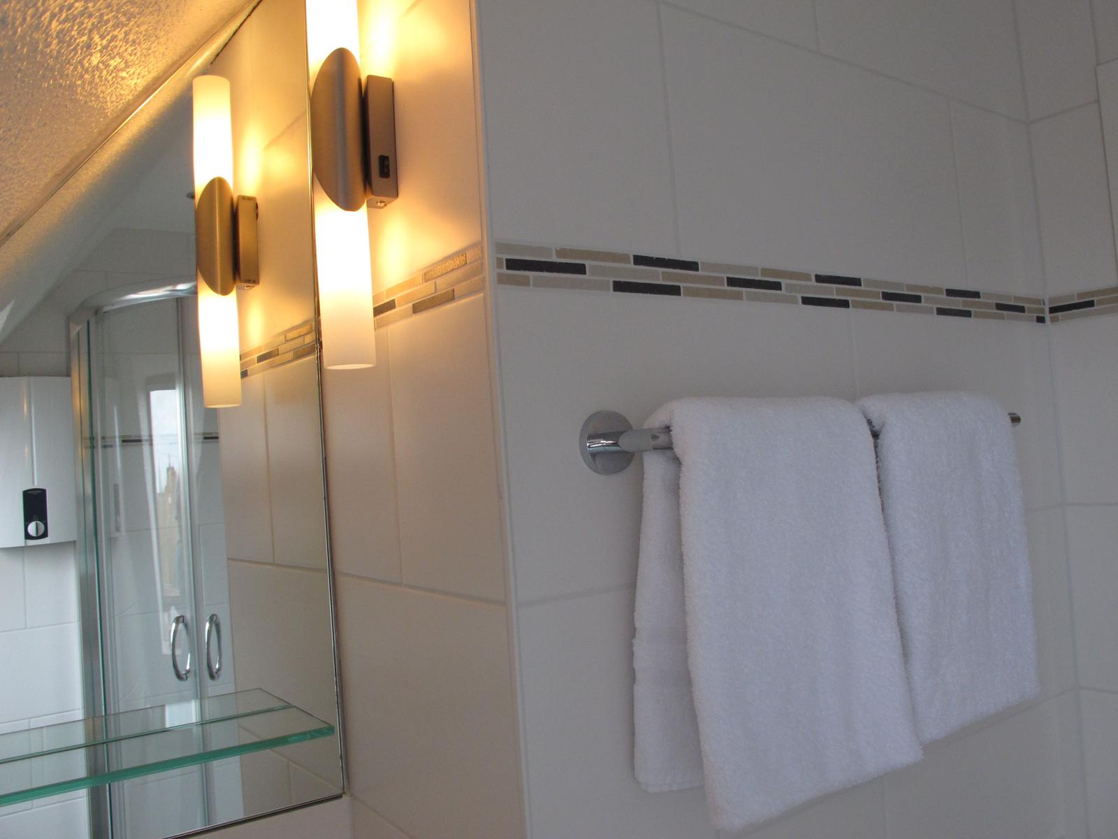 Duschbad, WC, Haarfön, Handtücher, Duschtuch