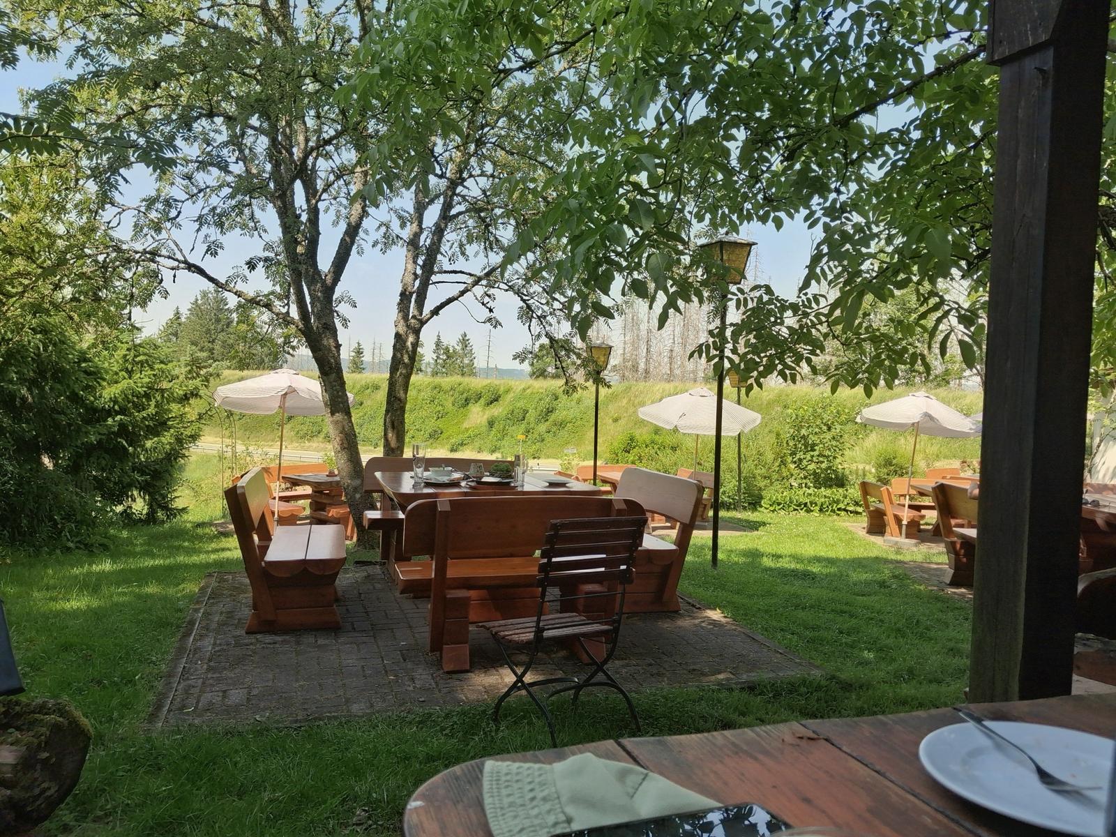 Sperberhaier Dammhaus .. erreichbar Oderteich-Richtung Clausthal Zellerfeld 
schöner Kaffeegarten /sehr gute Küche
Dienstag Ruhetag