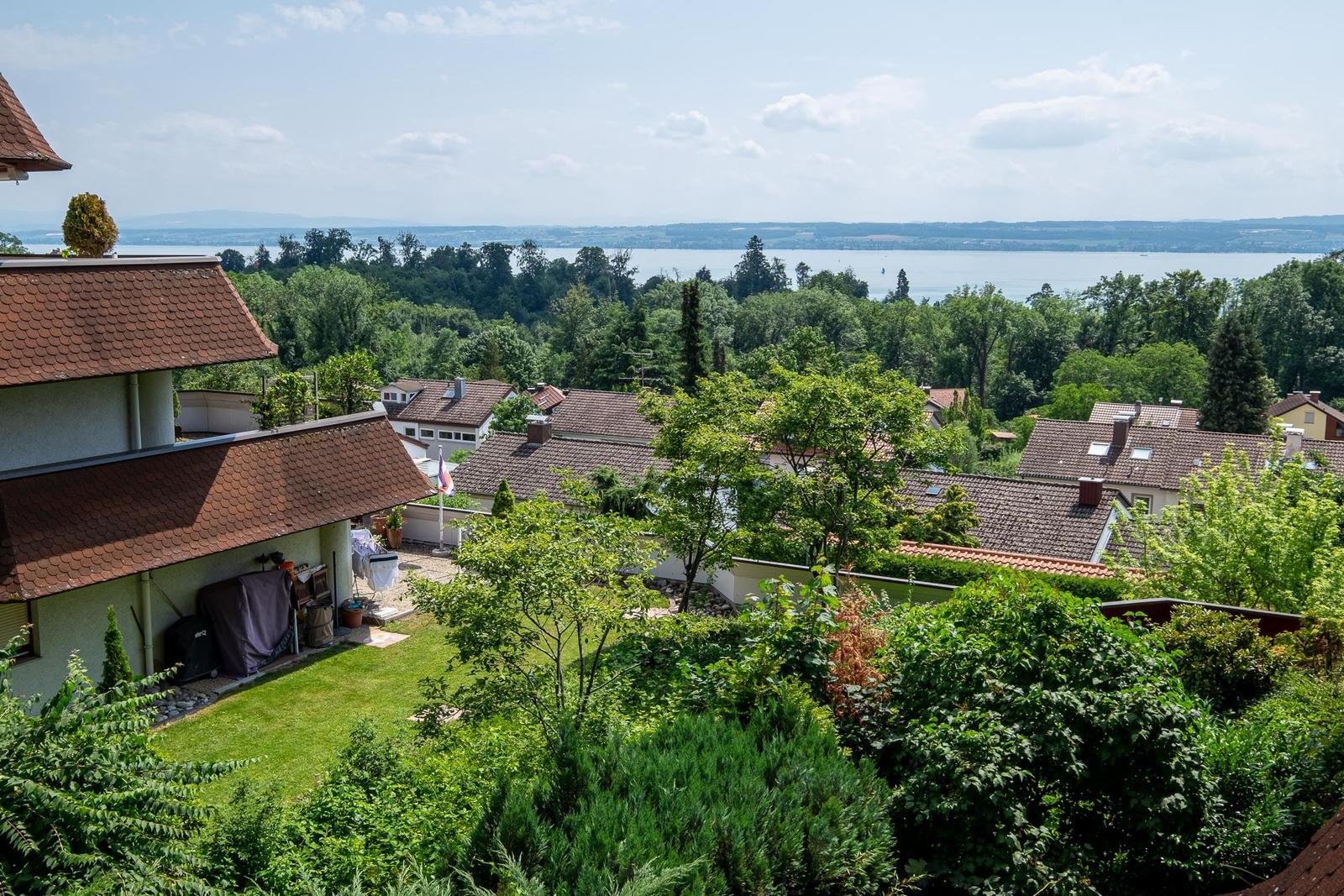 Haus mit Garten und Blick auf See und Wald
