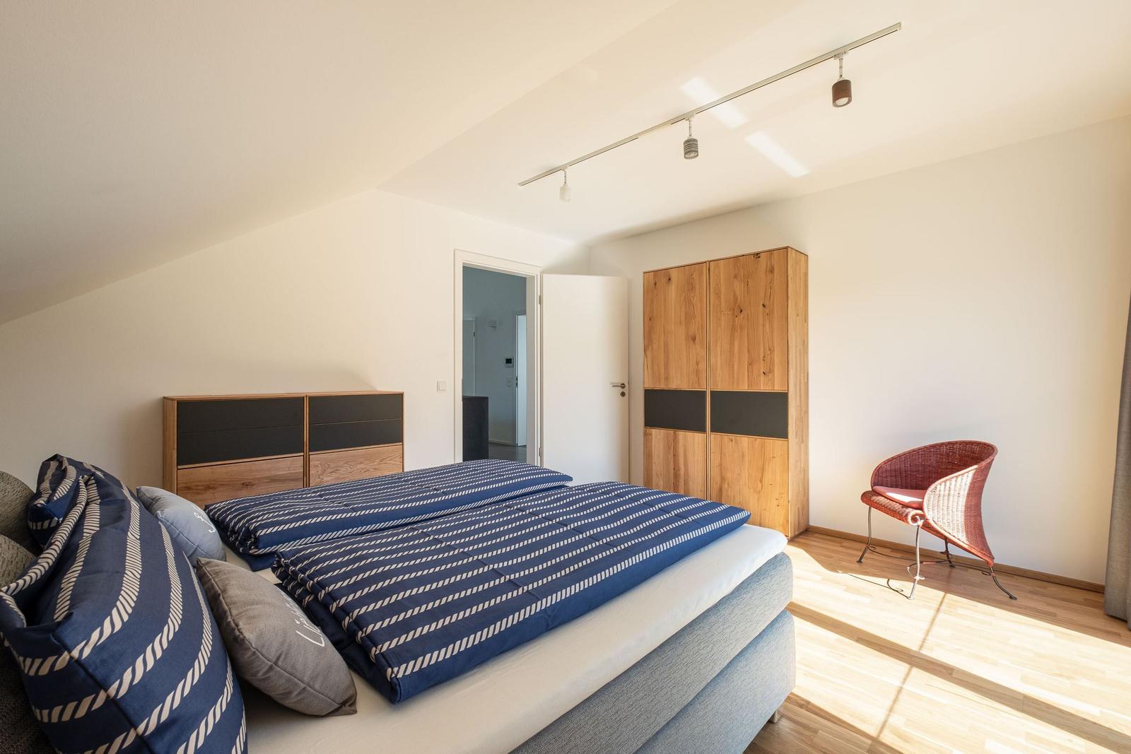Schlafzimmer 1...