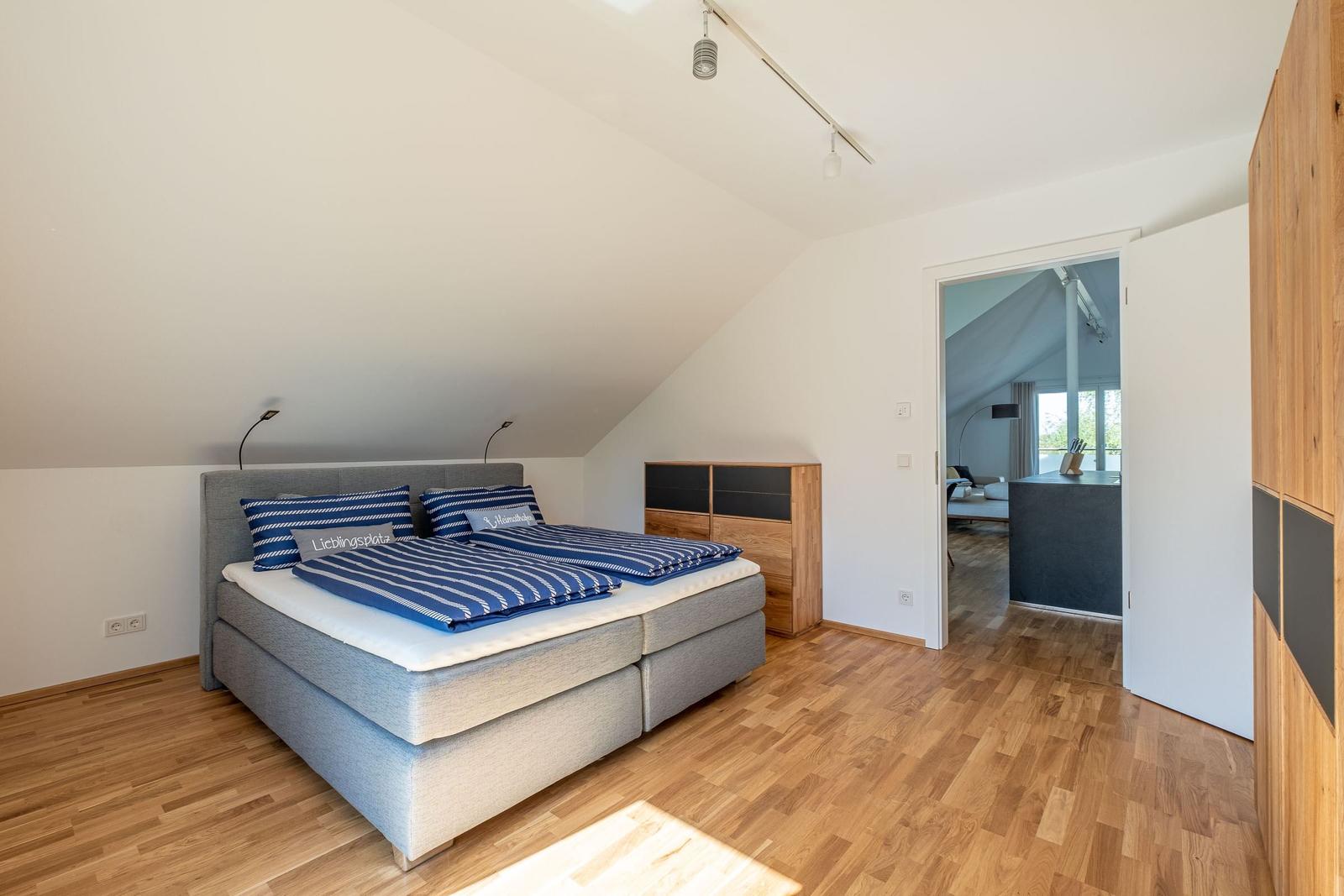 Schlafzimmer 1...