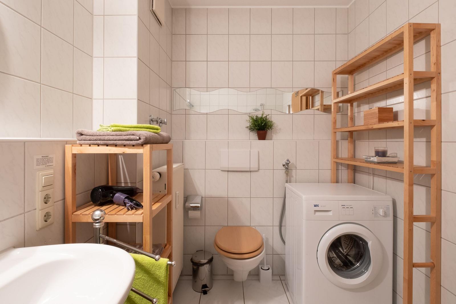 Badezimmer mit Waschmaschine...