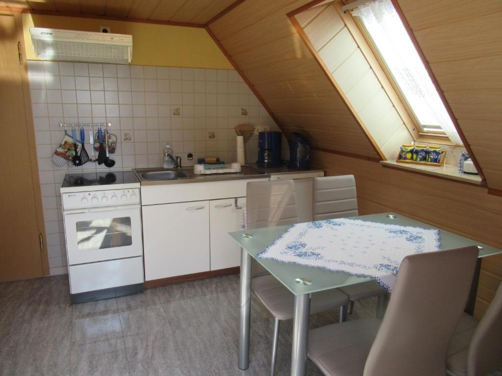 Küche mit Essbereich, Dachfenster und Küchenschränken.