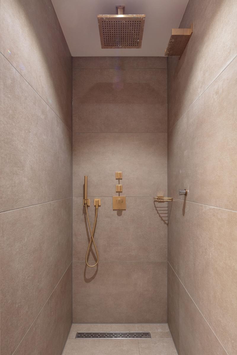 Dusche, Sauna und Wellness-Bereich...