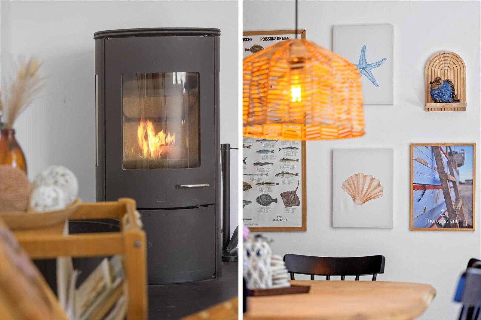 Kamin mit Flammen und Wand mit Meeresmotiven und Lampe.