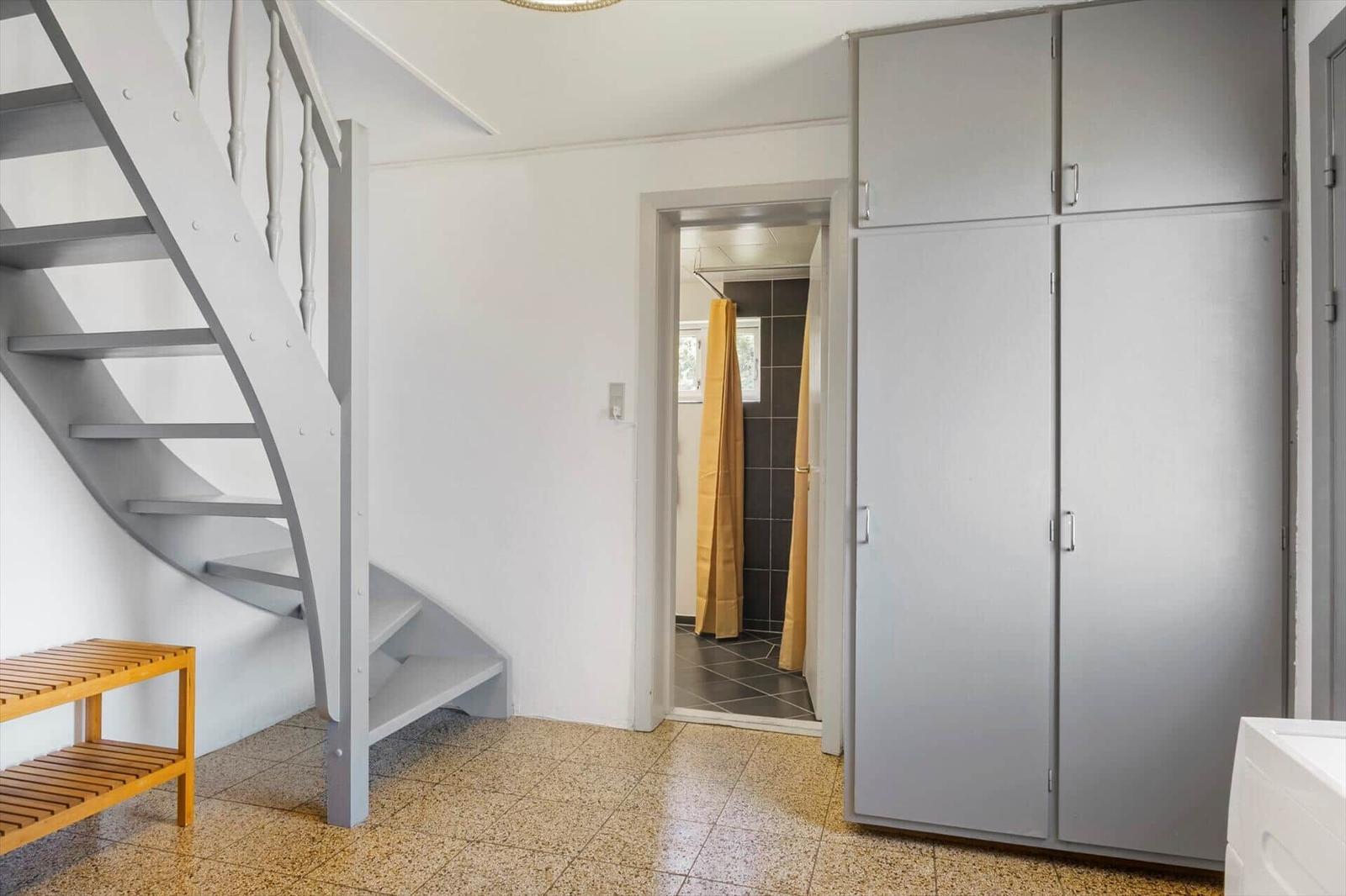 Haus mit Wendeltreppe, Kleiderschrank und Blick in Bad