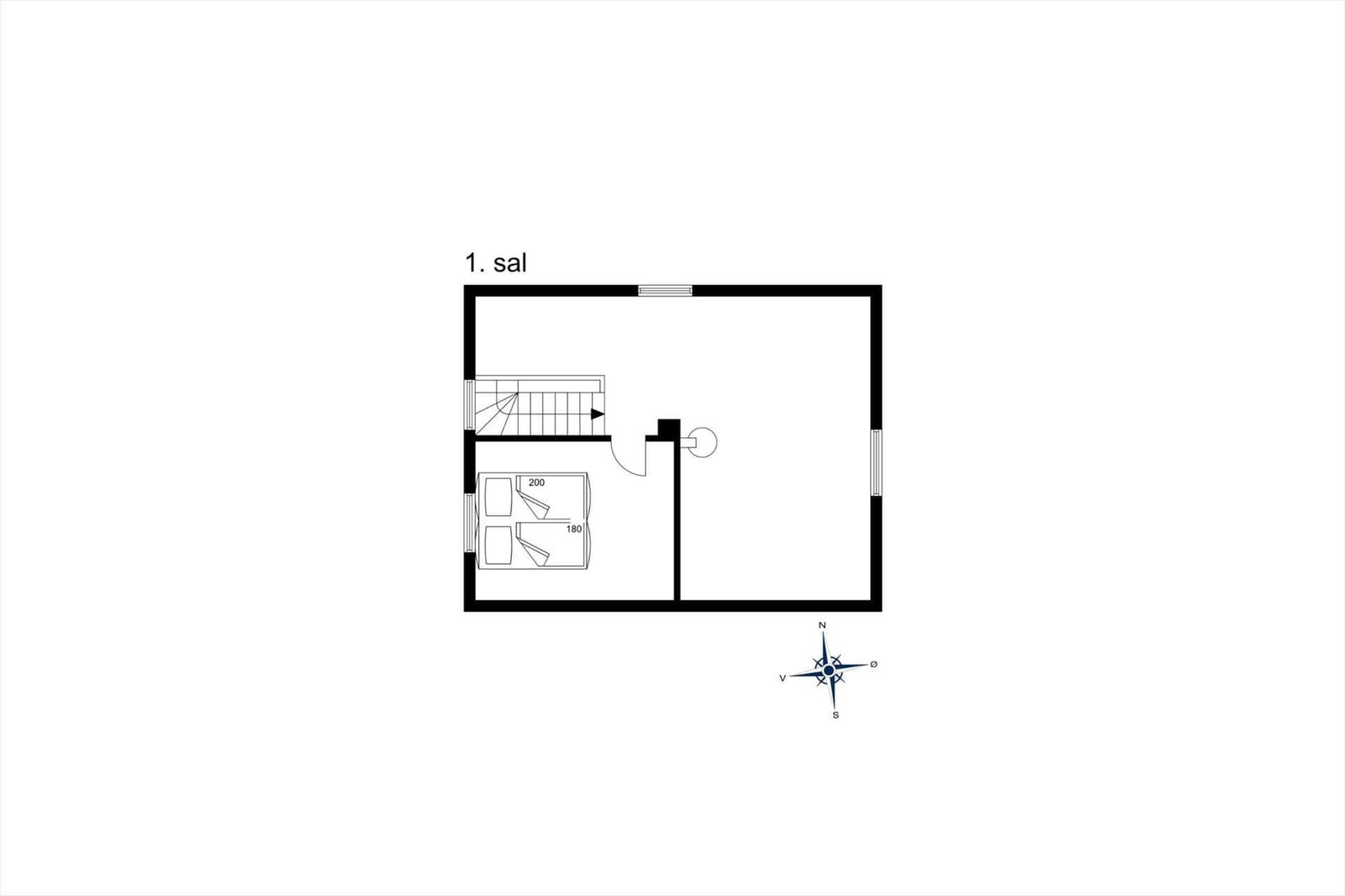 Erdgeschoss mit Schlafzimmer und Treppe zur ersten Etage.