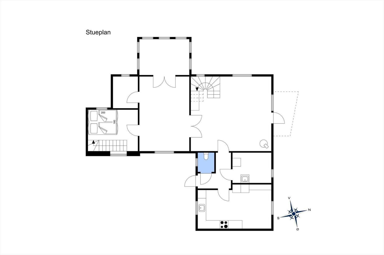 Stueplan zeigt Grundriss mit Schlafzimmer, Küche, Bad und Treppe.