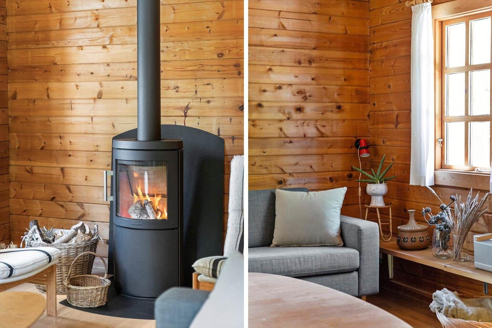 Holzwand mit Kamin und Sofa vor Fenster