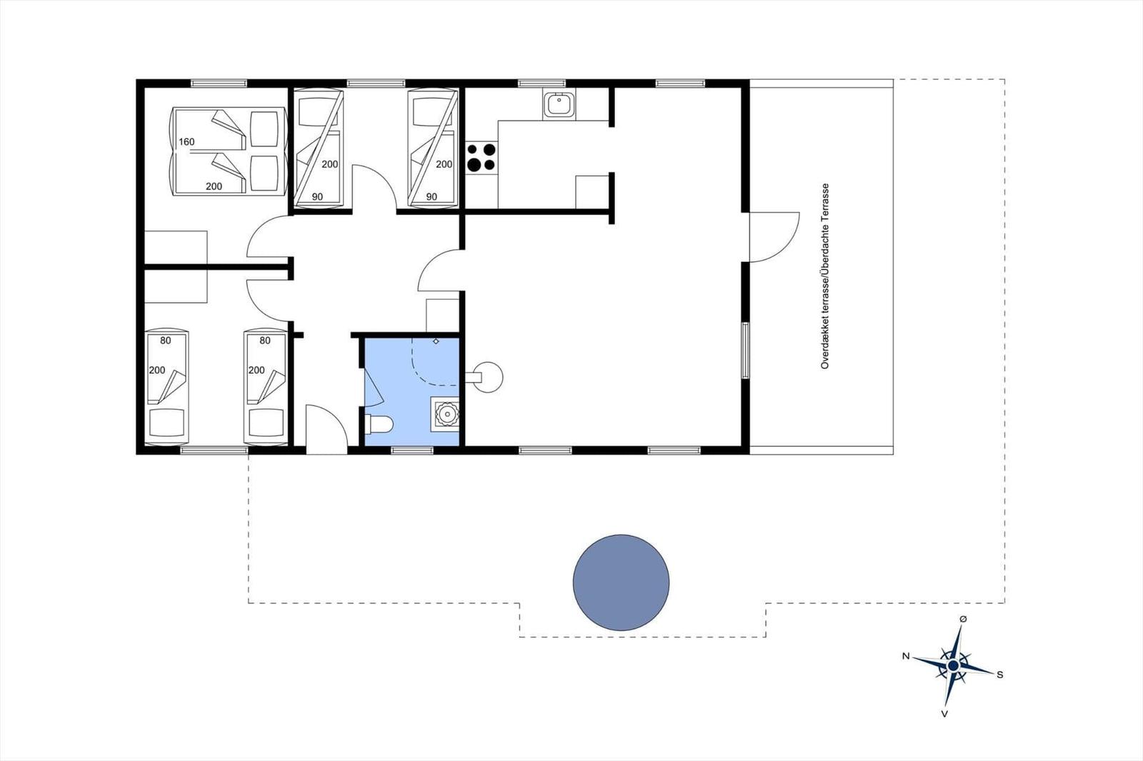 Die Wohnung hat drei Schlafzimmer, eine Küche und eine überdachte Terrasse.