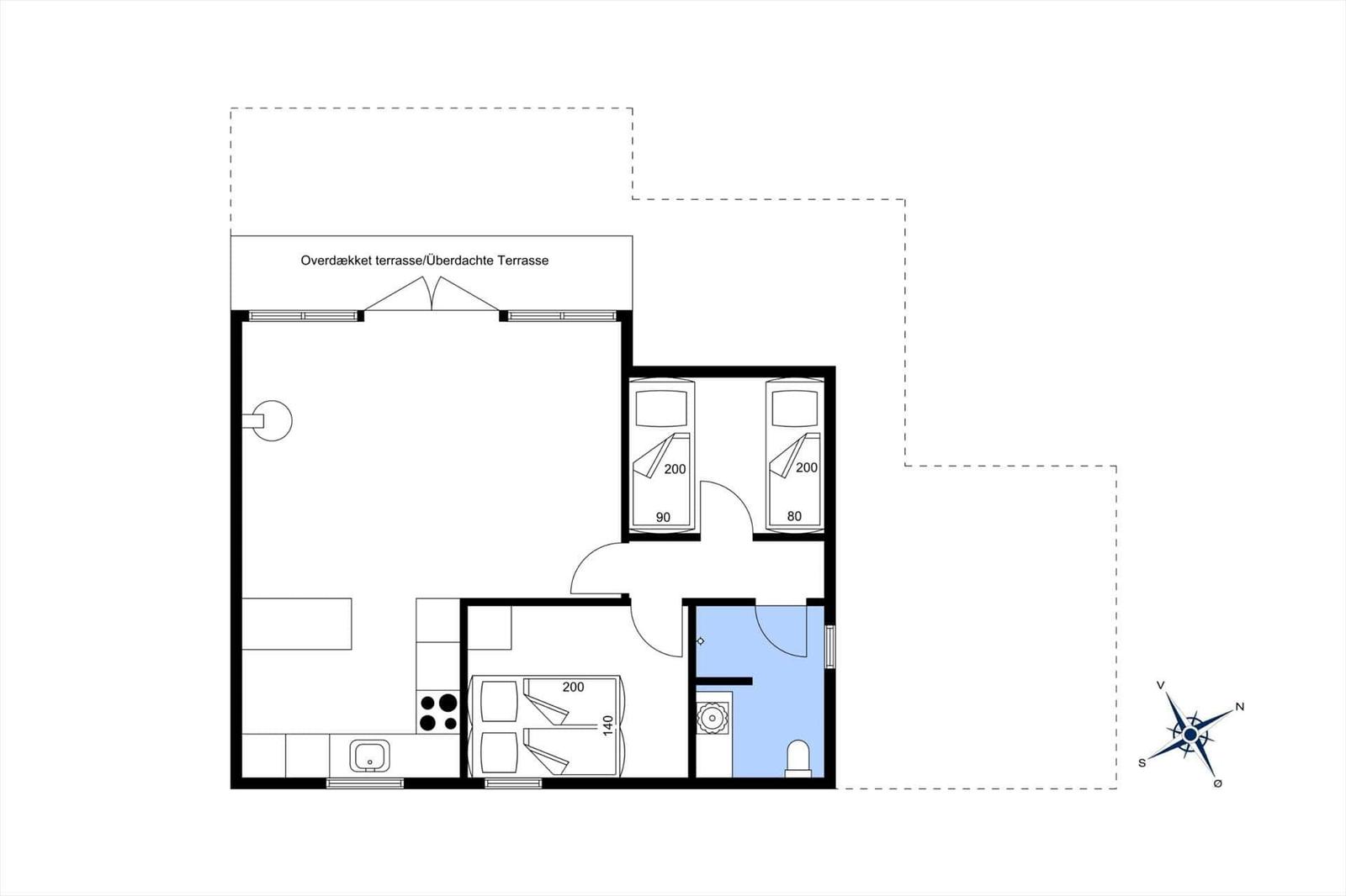 Wohnung mit Küche, Schlafzimmer und überdachter Terrasse. Flur führt zu allen Räumen.