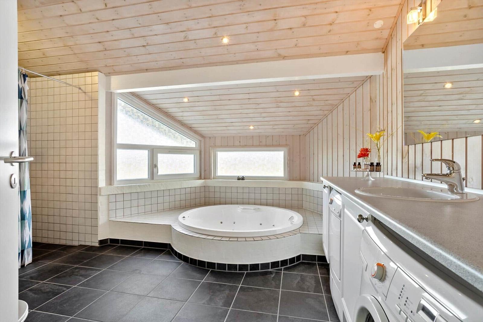 Bad mit Whirlpool, Fenstern und Waschmaschine