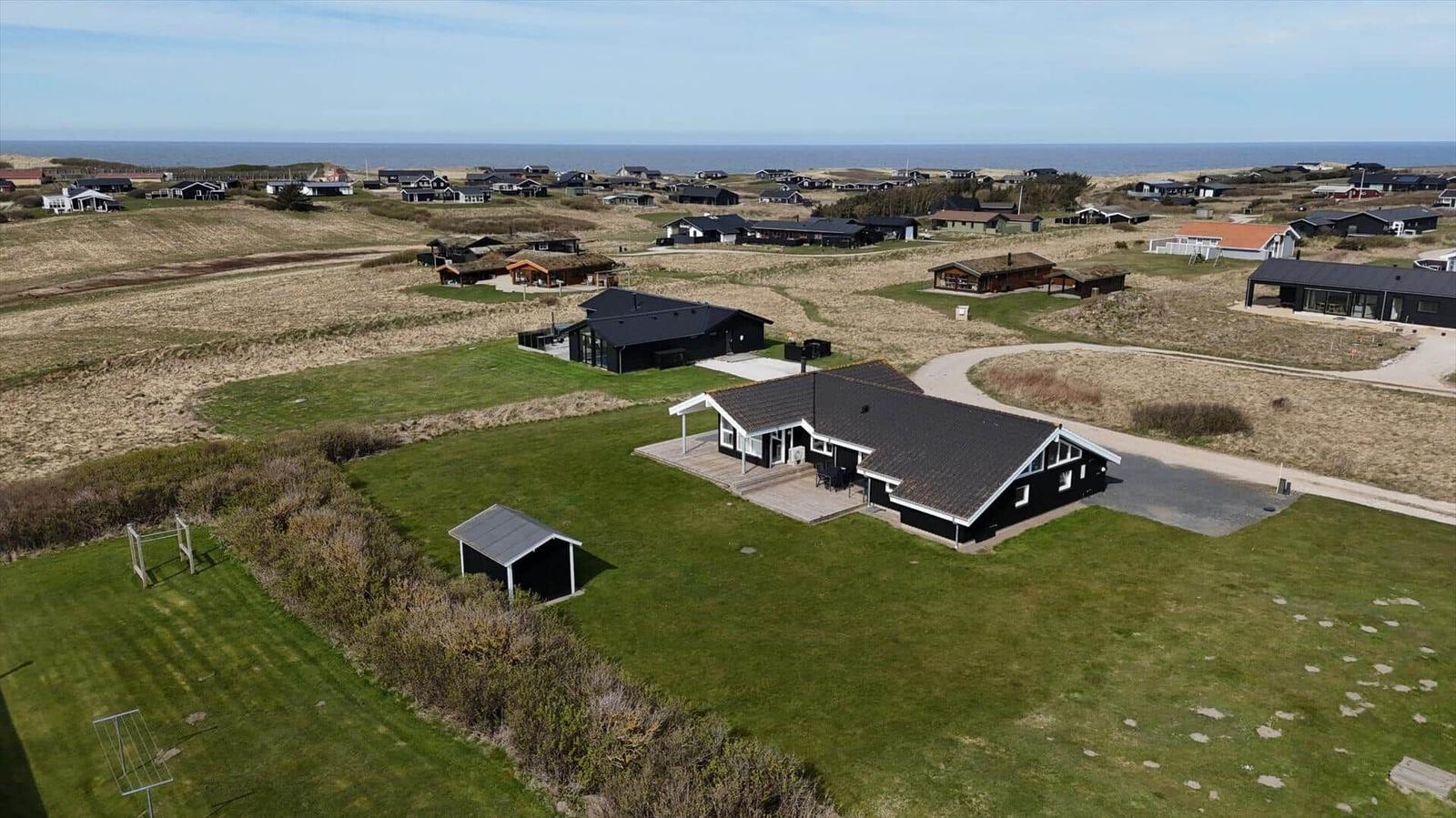 Moderne Villa mit großem Garten und Blick auf die Nordsee. Umgeben von weiteren Ferienhäusern.