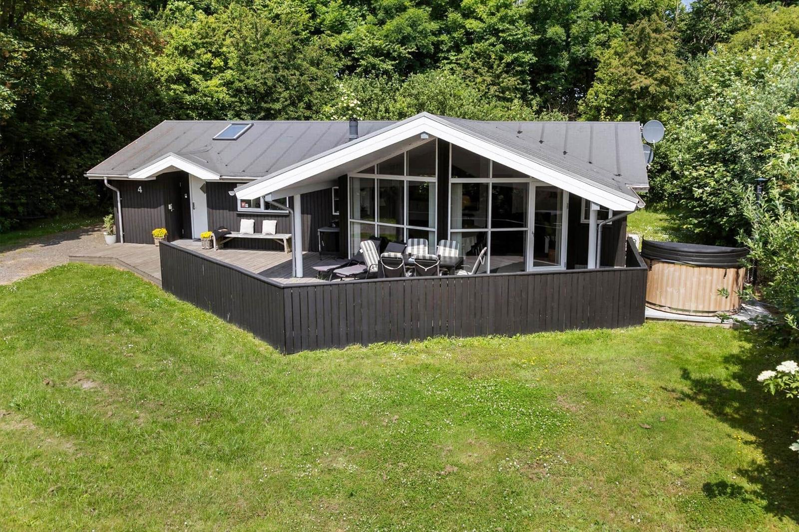 Moderne Villa mit großem Balkon, Sonnenterrasse und Whirlpool im Grünen.