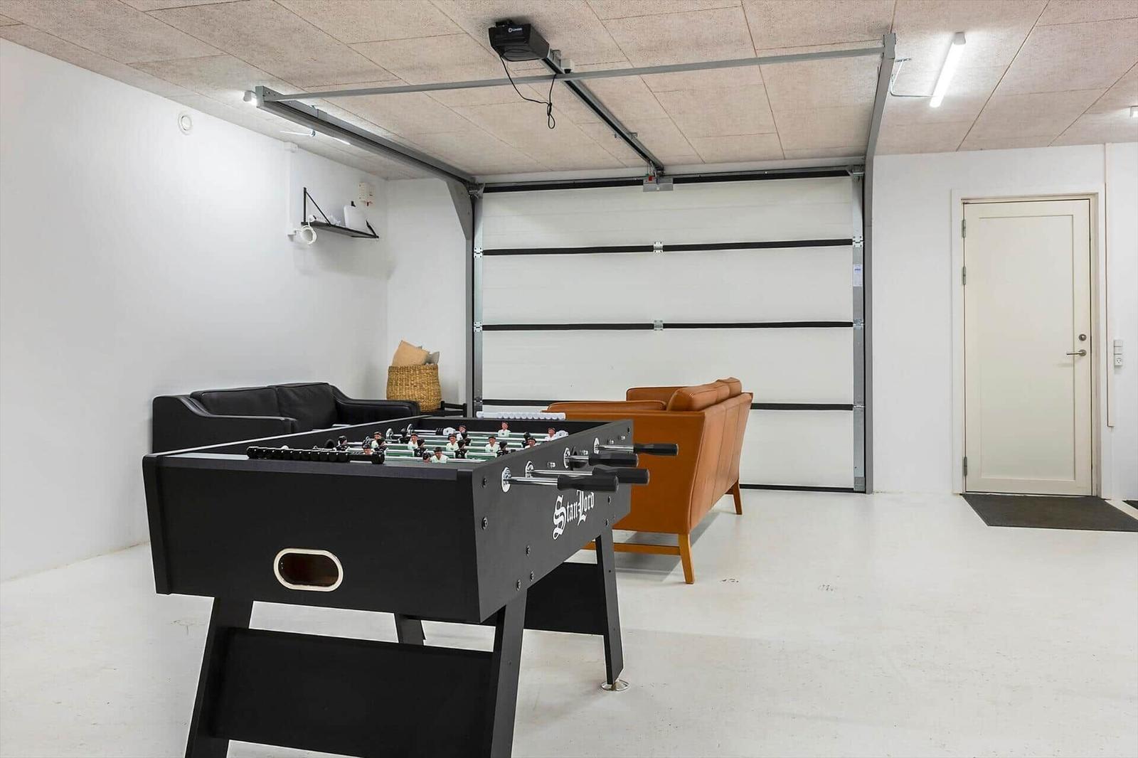 Garagenraum mit Tischfußball, Sofa und Tür