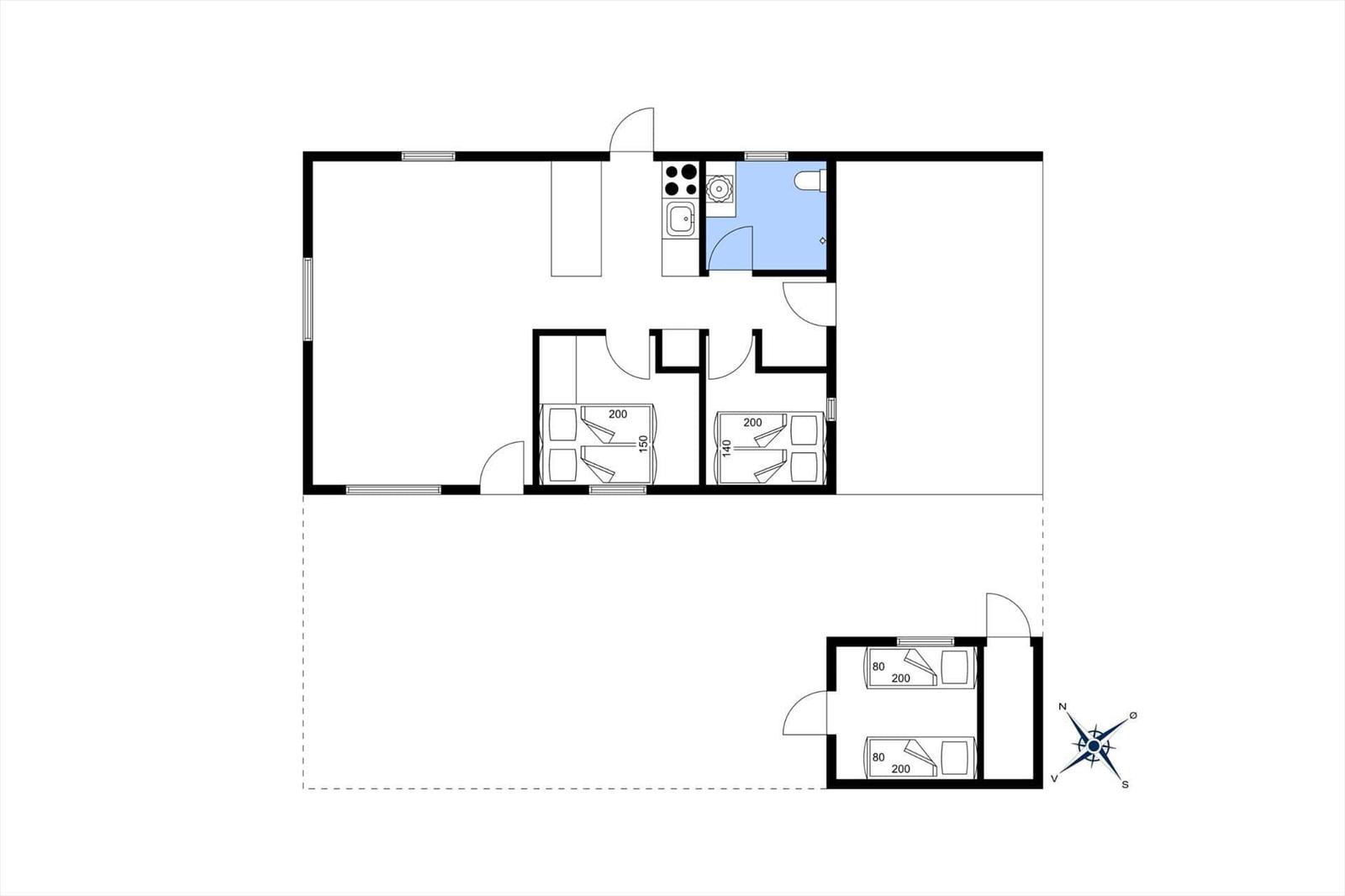 Wohnung mit Küche, Bad und drei Schlafzimmern mit Betten.