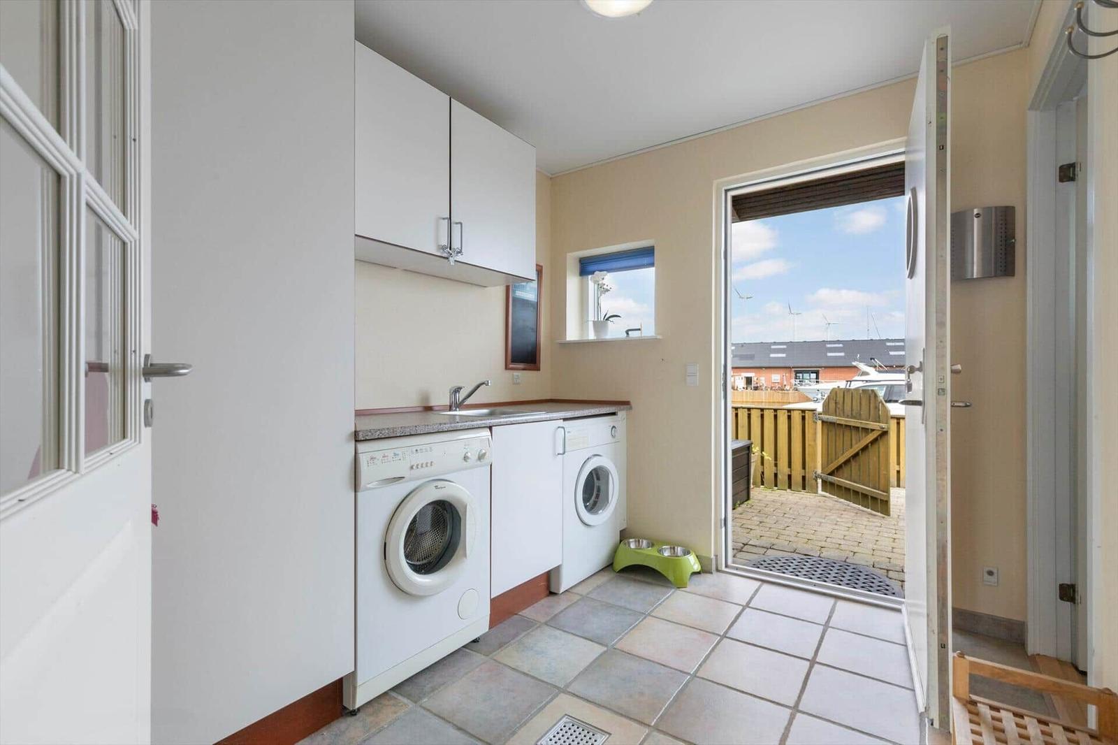 Wohnung mit Waschmaschine, Spülbecken und Blick auf den Hof.