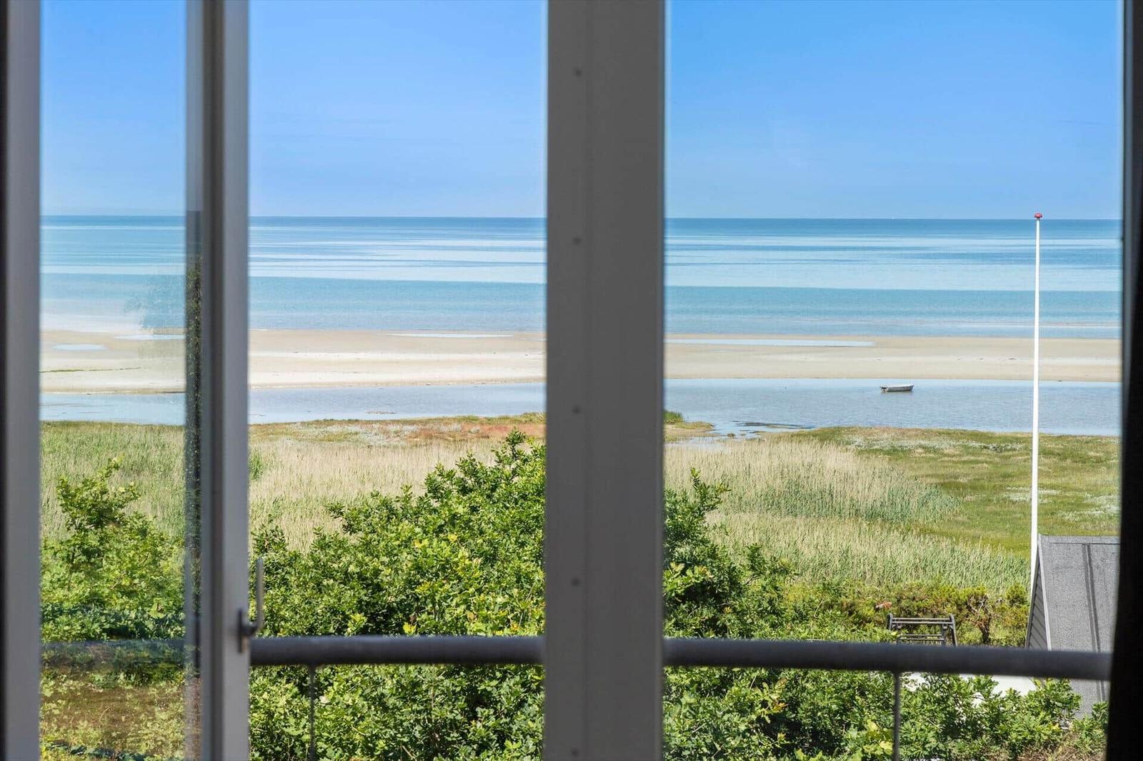 Blick vom Fenster auf Strand, Watt und Meer