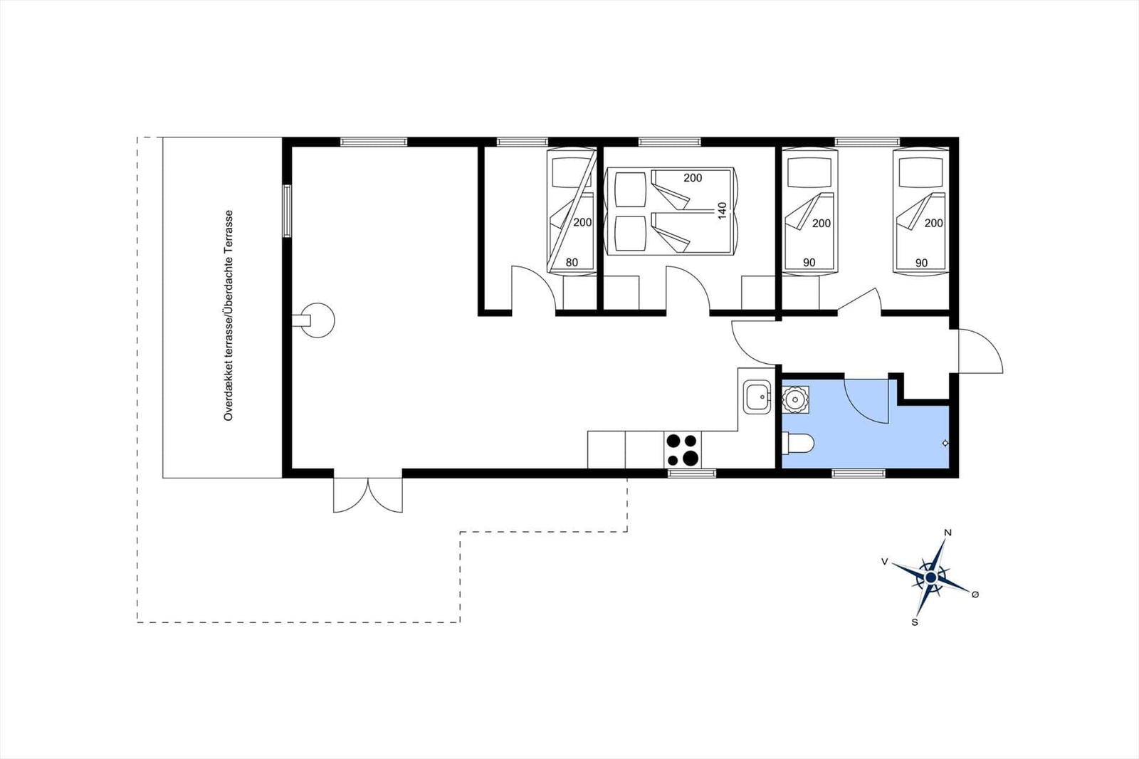 Wohnung mit überdachter Terrasse, Küche, Bad und drei Schlafzimmern.