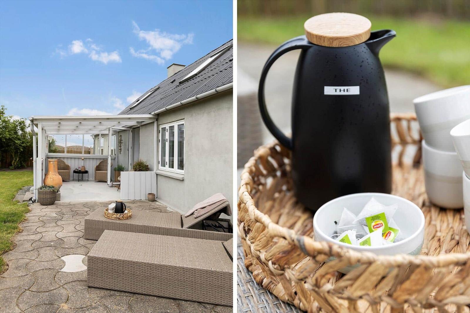Außenbereich mit Liegestühlen und Terrasse. Teekanne und Teebeutel auf Korb.