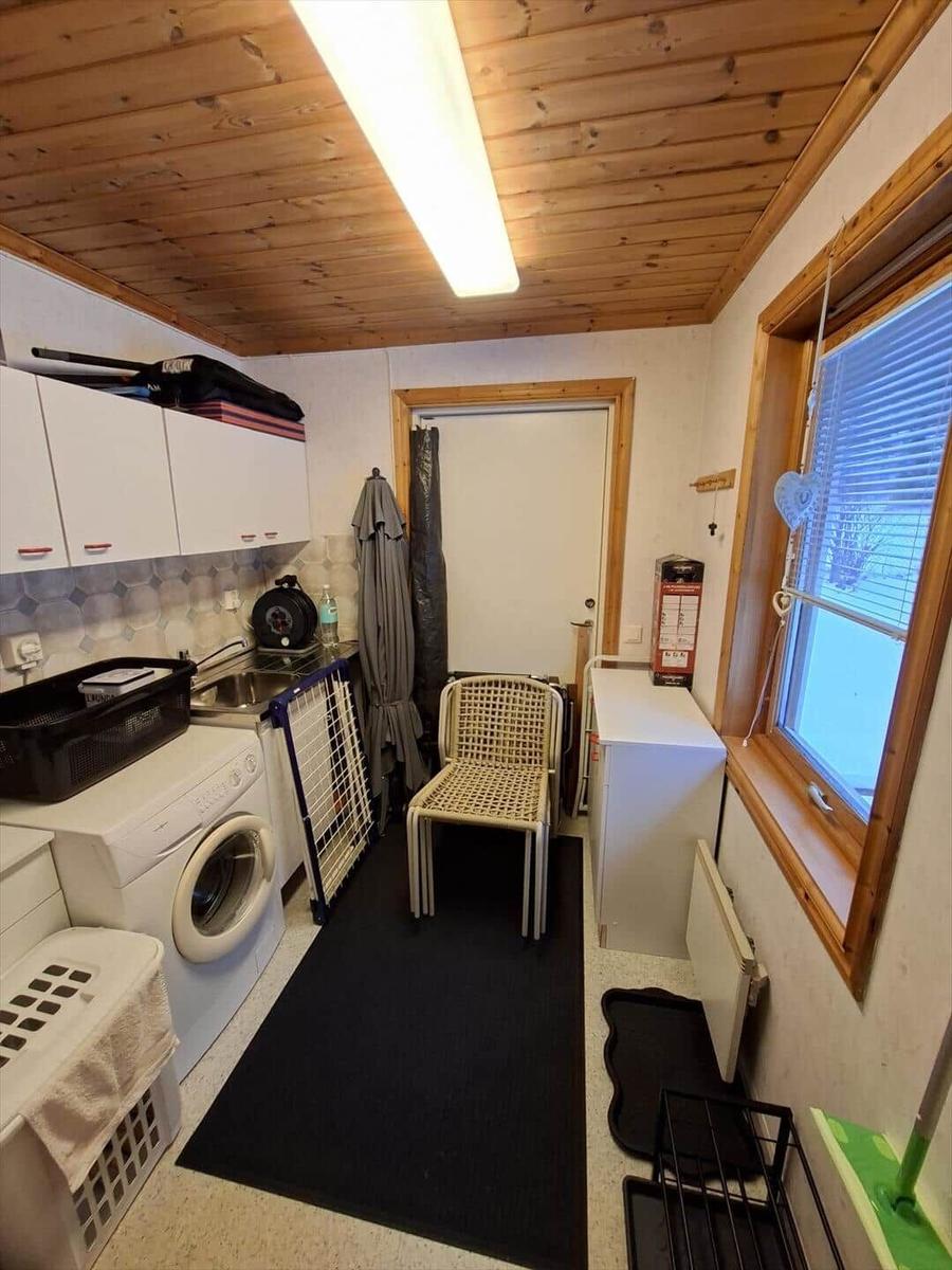 Wohnung mit Waschmaschine, Stuhl und Fenster