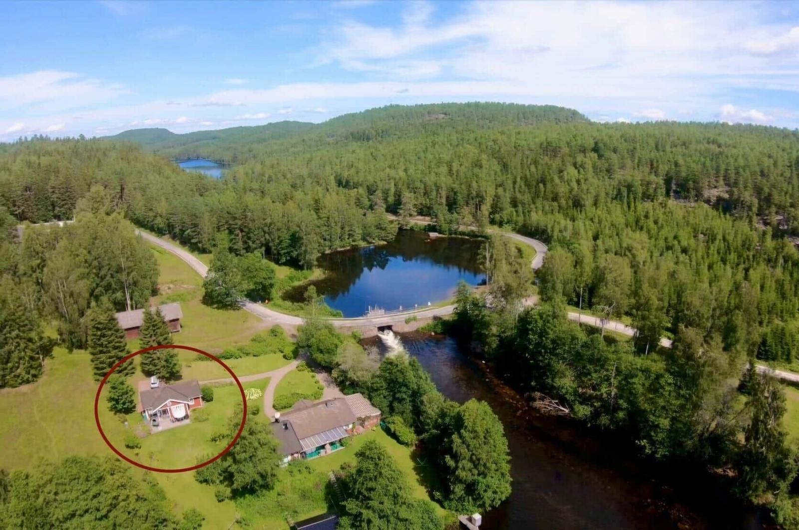Haus mit Grillplatz neben Fluss und Wald. Aussicht auf See und Berge.