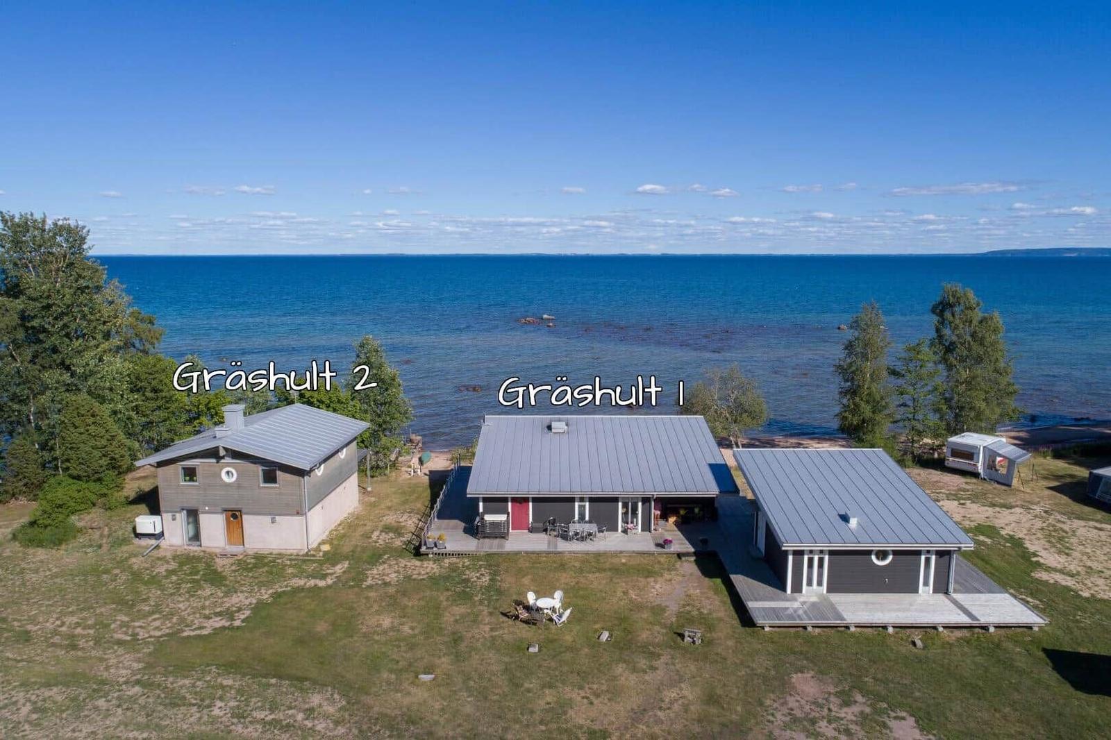 Zwei Häuser an einem See mit Terrassen und Garten. Gräshult 1 und 2.