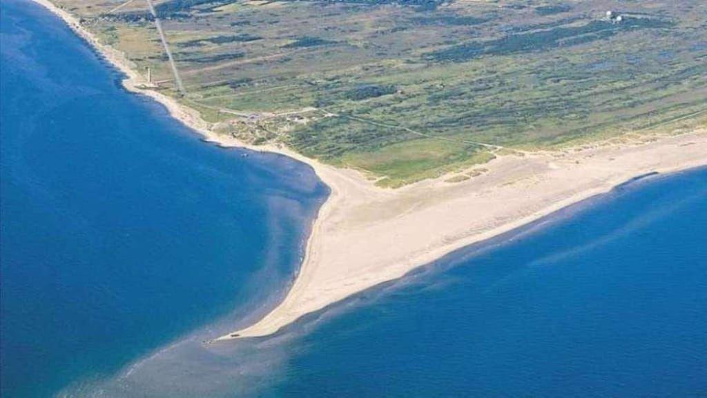 Aerielansicht eines Strandes mit zwei Meeren und grüner Landschaft