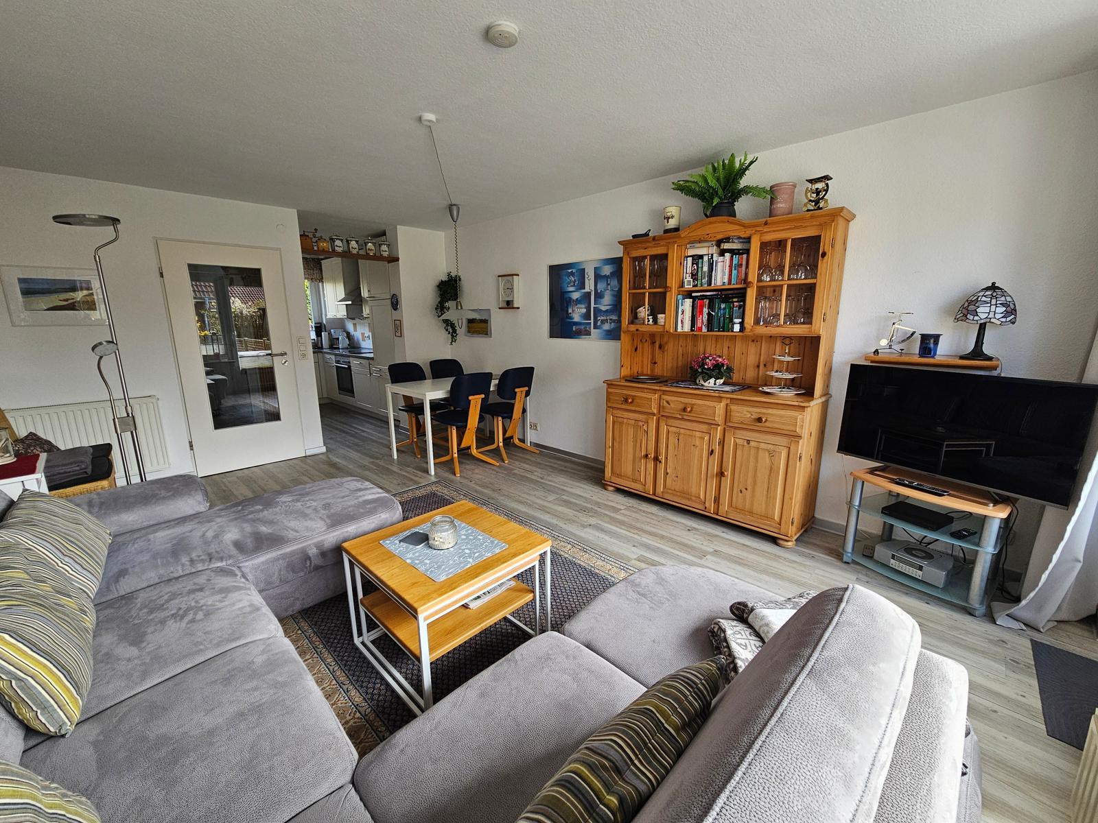 Das Wohn/Esszimmer mit Blick Richtung Flur und Küche und aktueller Tür in weiß.